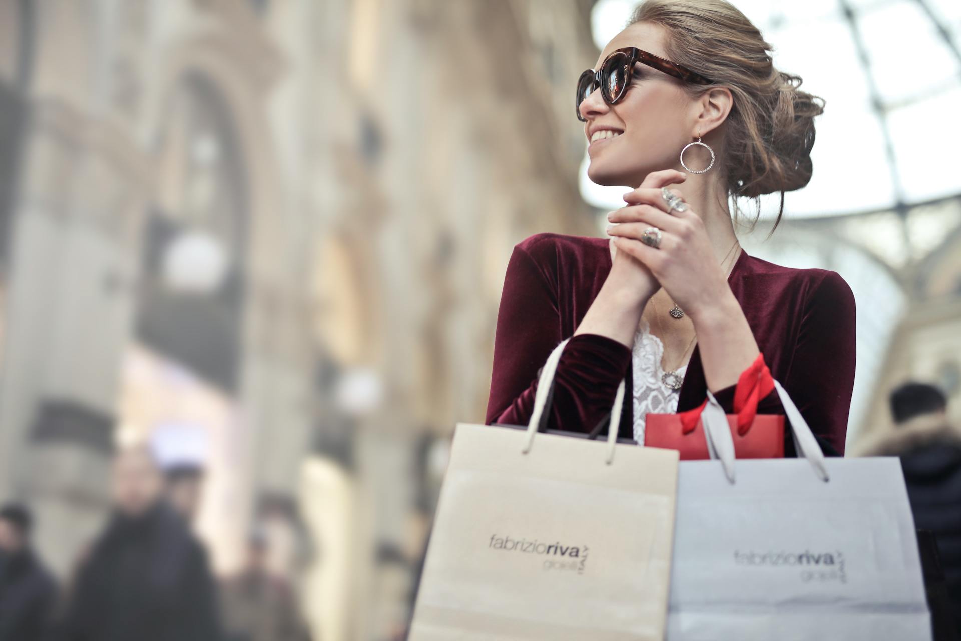 Una mujer con bolsas de la compra | Fuente: Pexels
