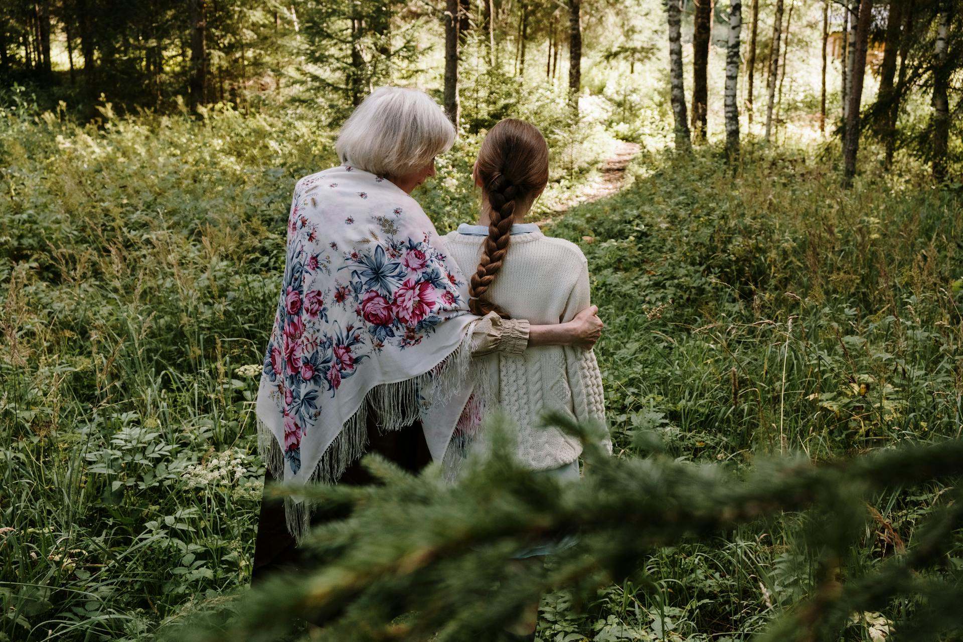 Una adolescente y su abuela paseando al aire libre | Fuente: Pexels