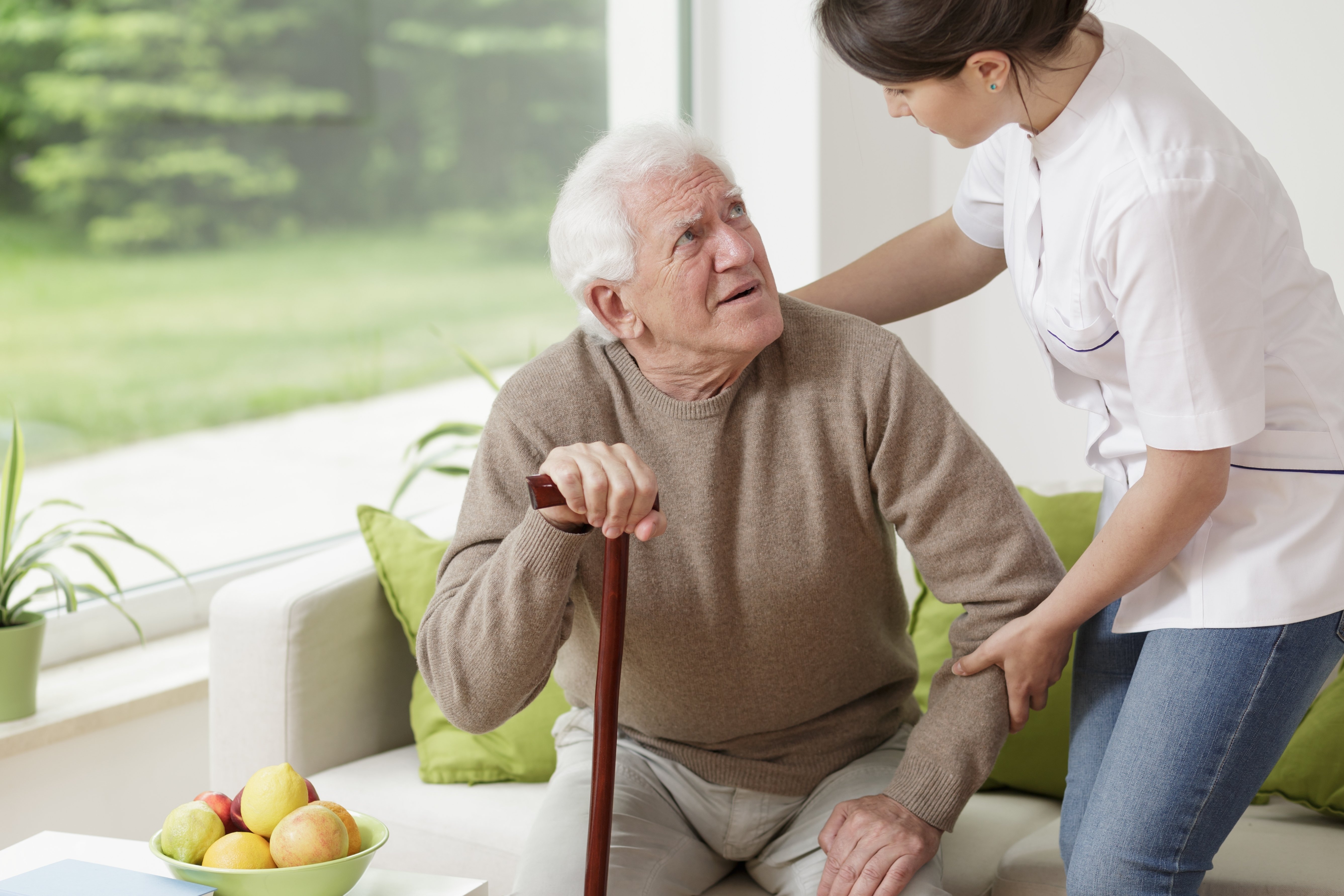 Anciano es asistido por una enfermera. Fuente: Shutterstock