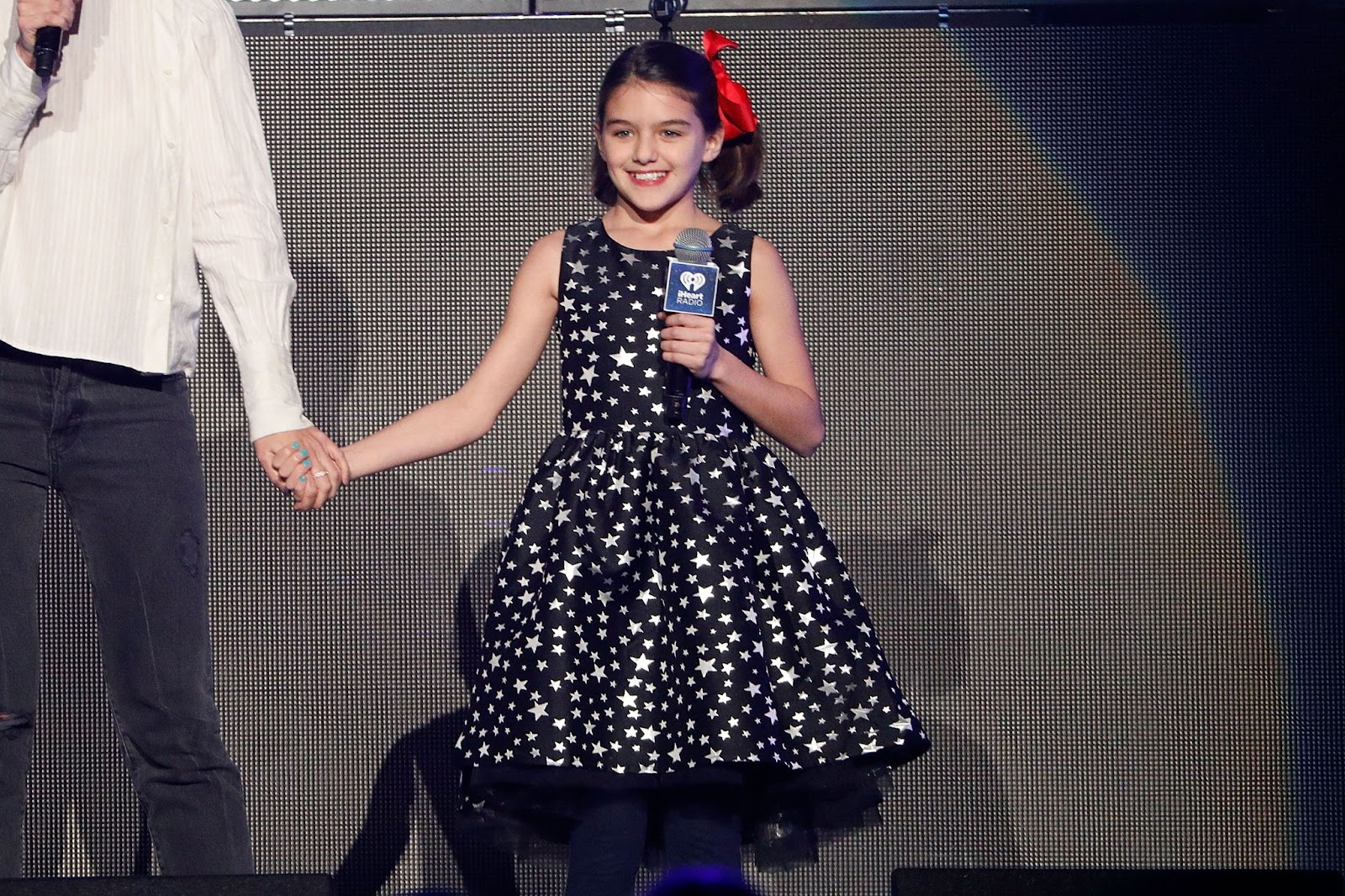 El 8 de diciembre de 2017, Suri se había convertido en una niña segura de sí misma y apareció en el Z100 Jingle Ball de Nueva York. Habían pasado años desde la última vez que se la vio públicamente con su padre, mientras seguía adoptando una vida guiada por su madre | Fuente: Getty Images