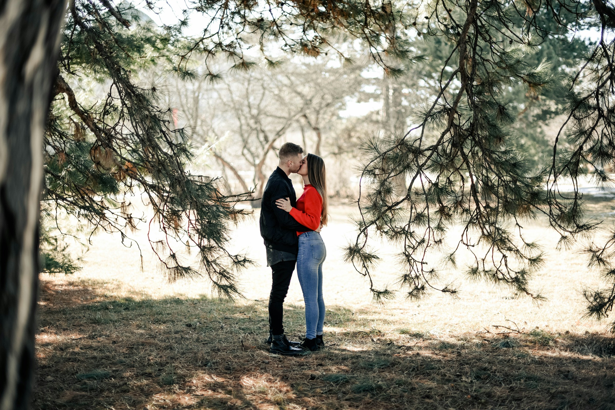 Pareja besándose en un bosque | Foto: Unsplash