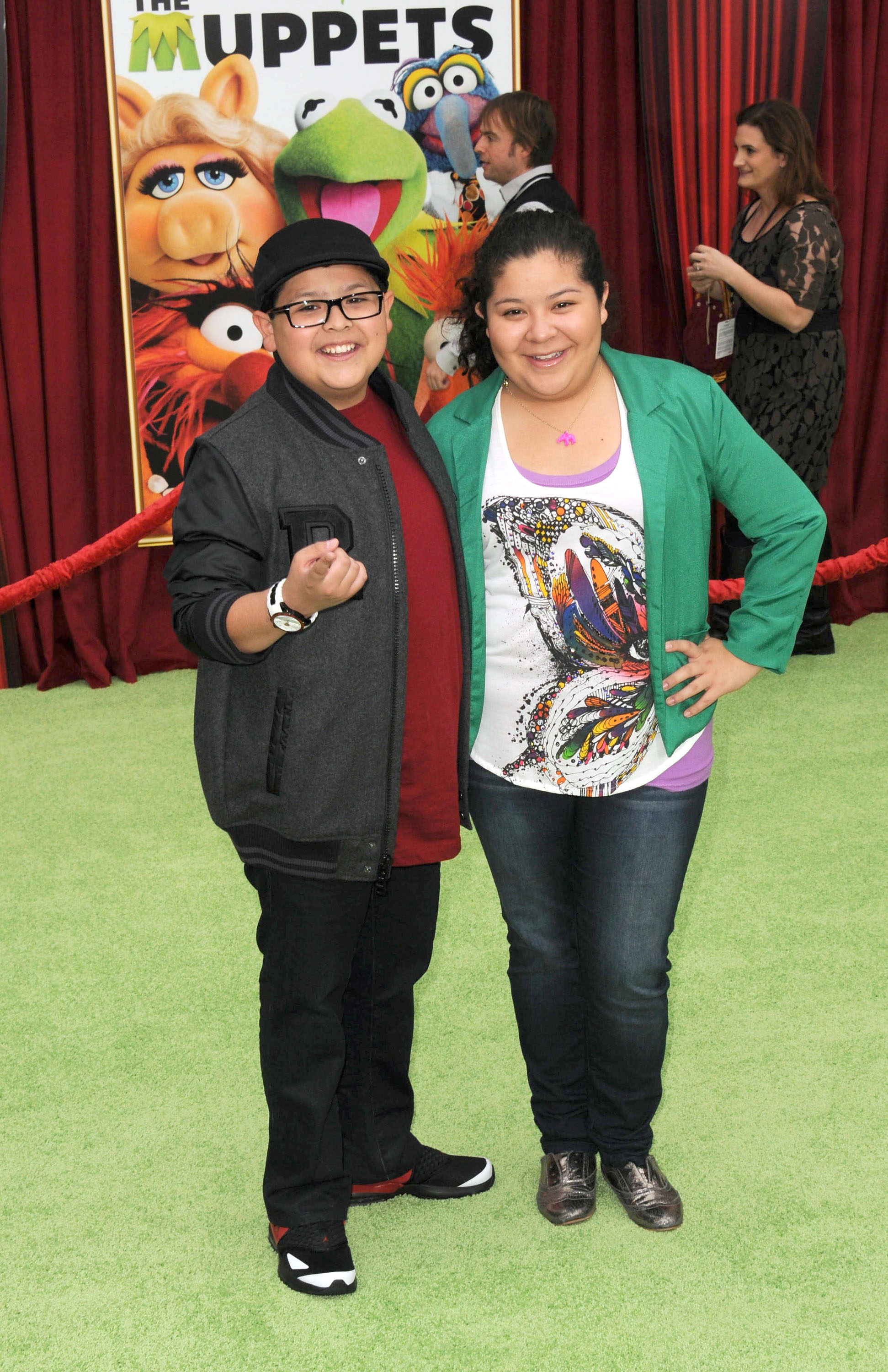 El actor Rico Rodriguez y la actriz Raini Rodriguez llegan al estreno en Los Ángeles de "The Muppets", celebrado en el El Capitan Theatre el 12 de noviembre de 2011, en Hollywood, California | Fuente: Getty Images