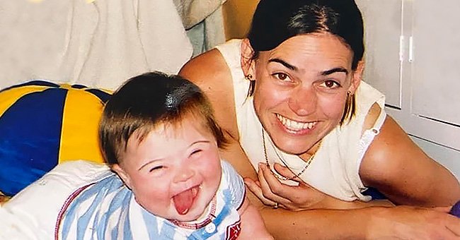 Charlotte cuando era bebé con su madre Nicky Laitner.┃Foto: Twitter.com/YOUMagSocial