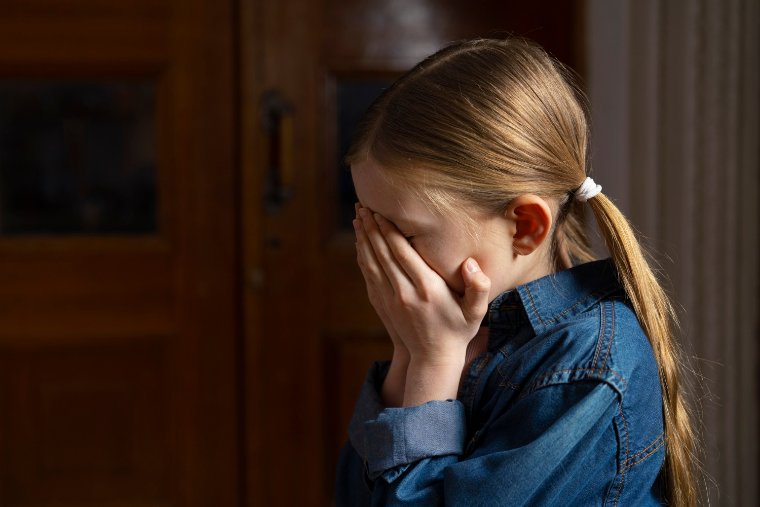 Una niña llorando desconsoladamente | Fuente: Freepik