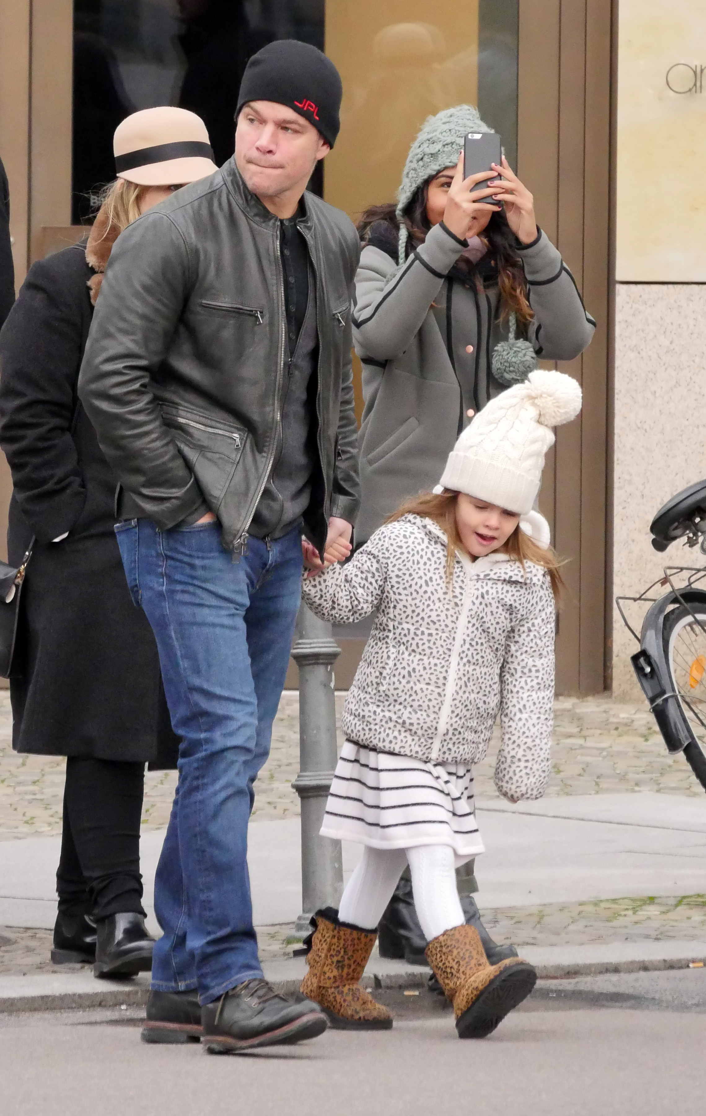 Matt Damon y su familia vistos paseando por Berlín-Mitte, el 22 de noviembre de 2015 en Berlín, Alemania. | Foto: Getty Images