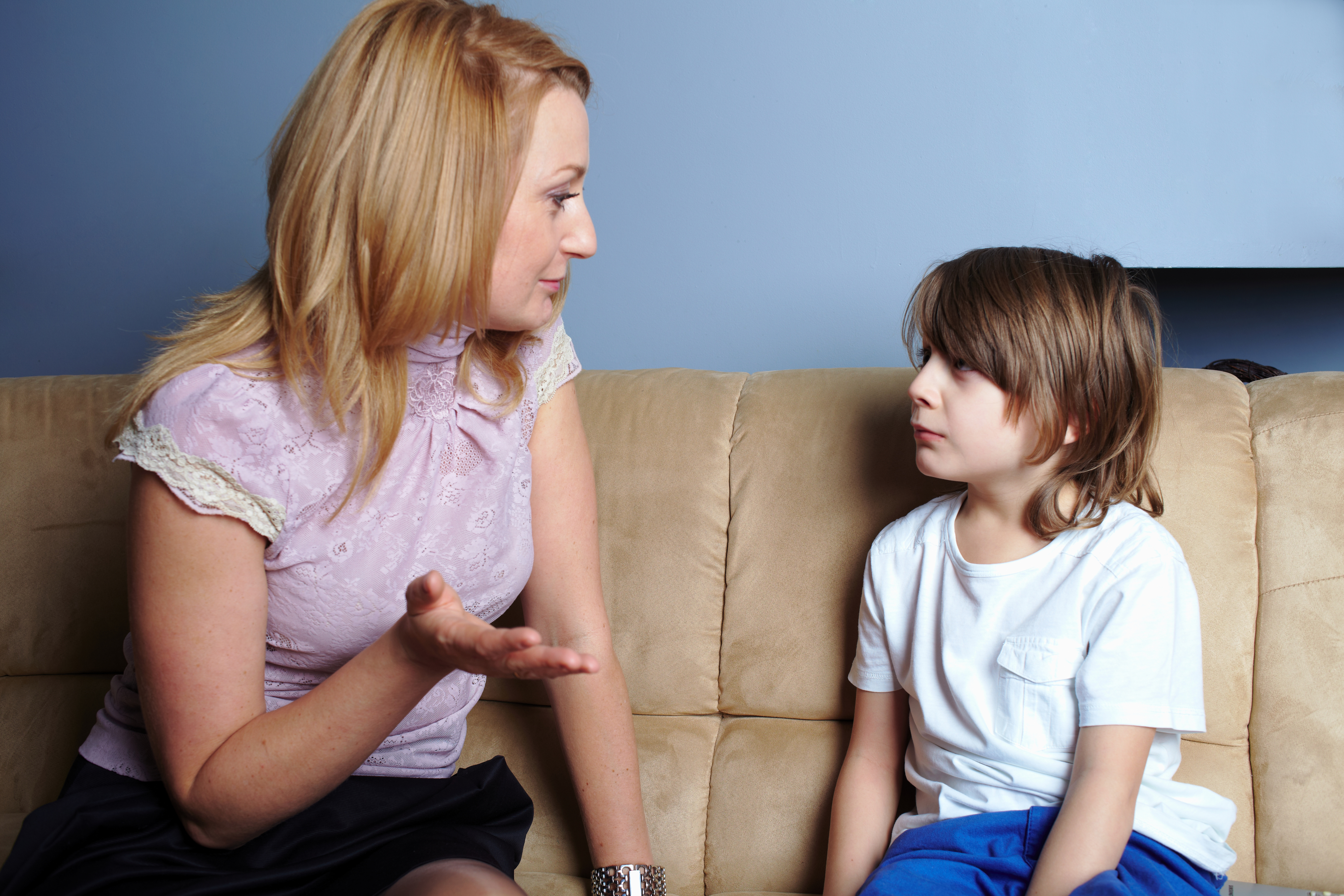 Madre conversando con su hijo | Foto: Shutterstock