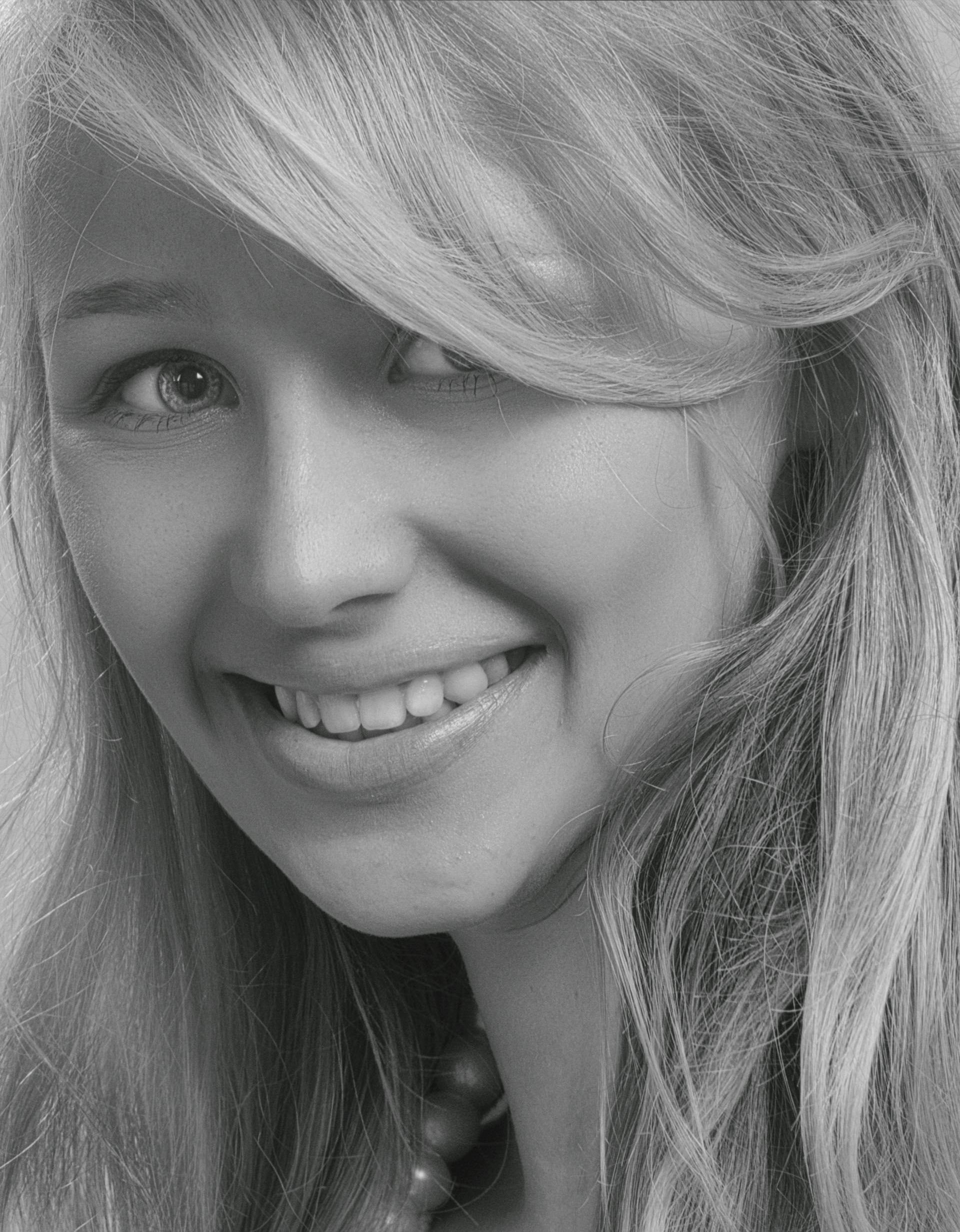 Una mujer sonriente | Fuente: Pexels