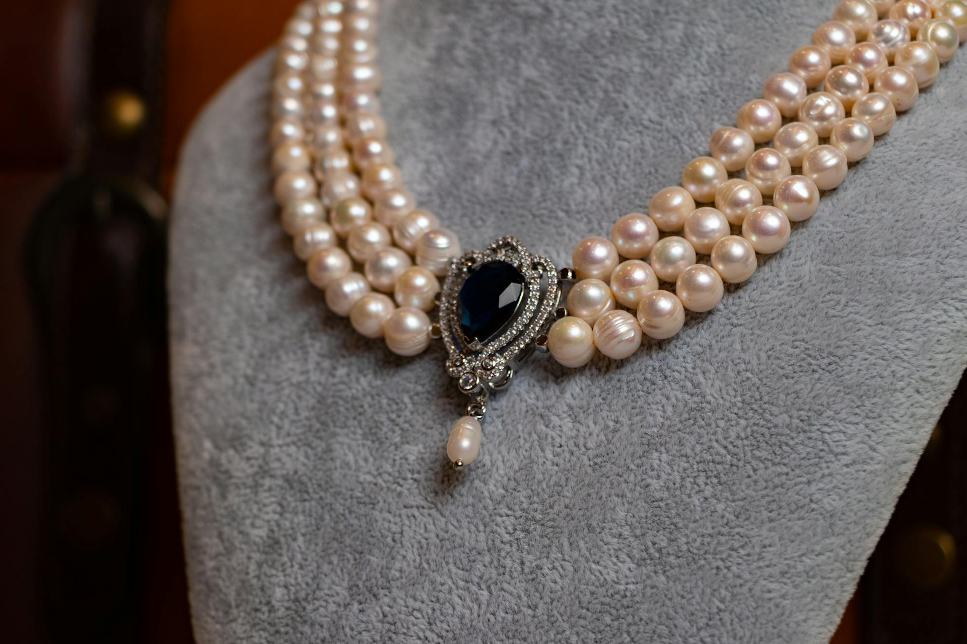Un collar de perlas con una gema oscura | Foto: Pexels