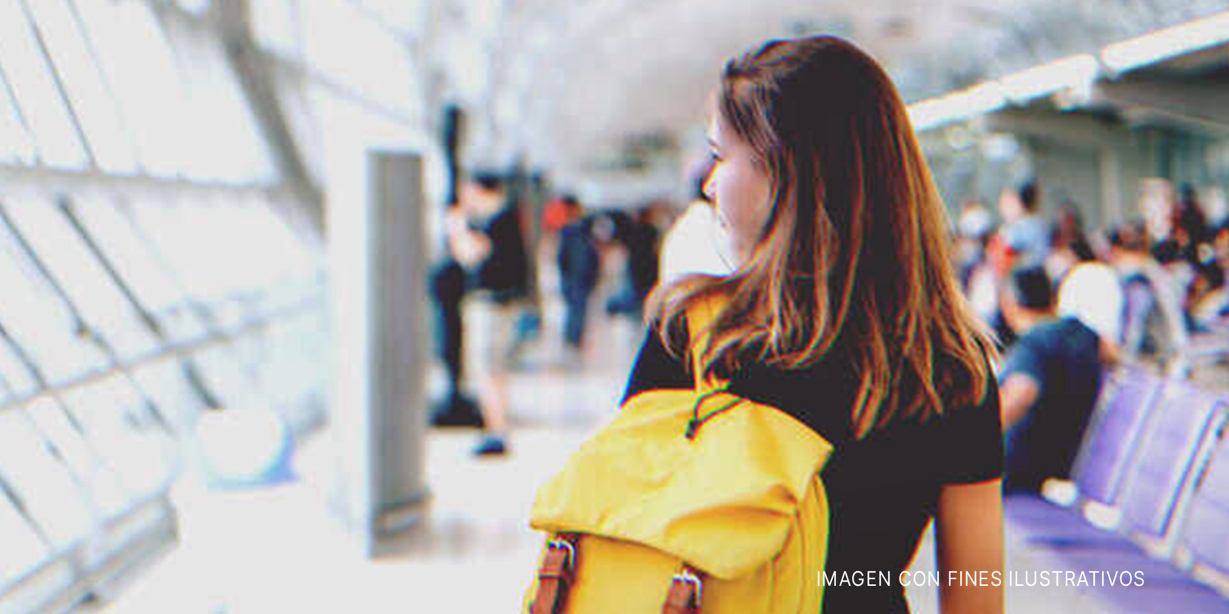 Mujer con mochila en un espacio público. | Foto: Shutterstock