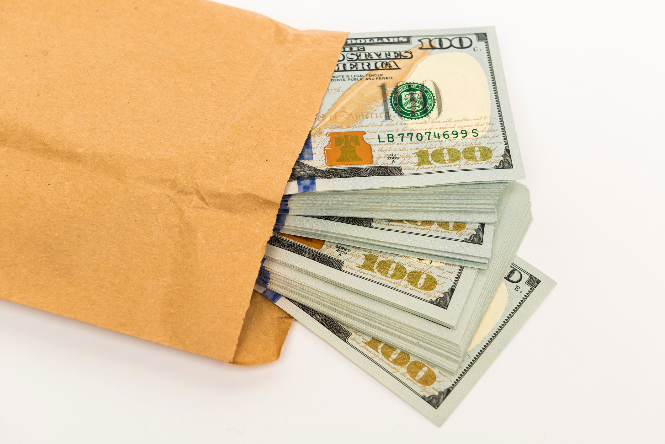Un sobre lleno de billetes de dólar. | Foto: Getty Images