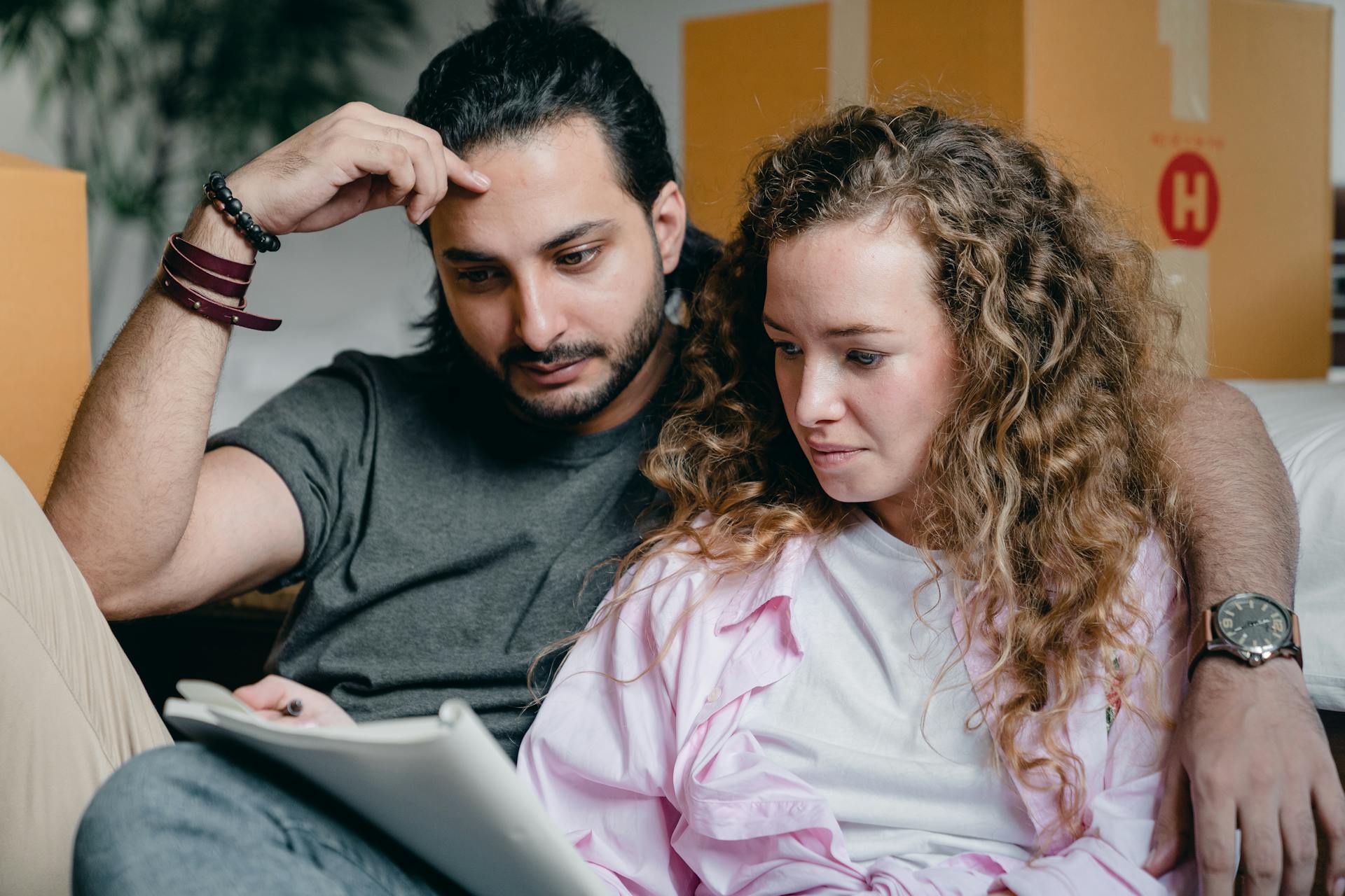 Una pareja resolviendo algo juntos | Fuente: Pexels