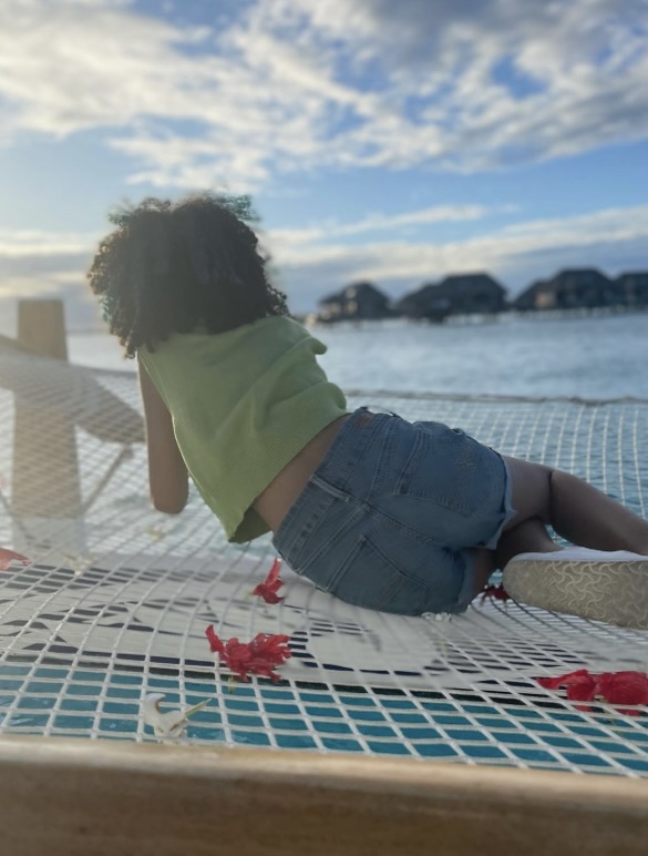 Halle Berry compartió esta foto poco común de Nahla por su cumpleaños 14, llamándola cariñosamente su "ángel terrenal" y ocultando su rostro. | Fuente: Instagram vía @halleberry