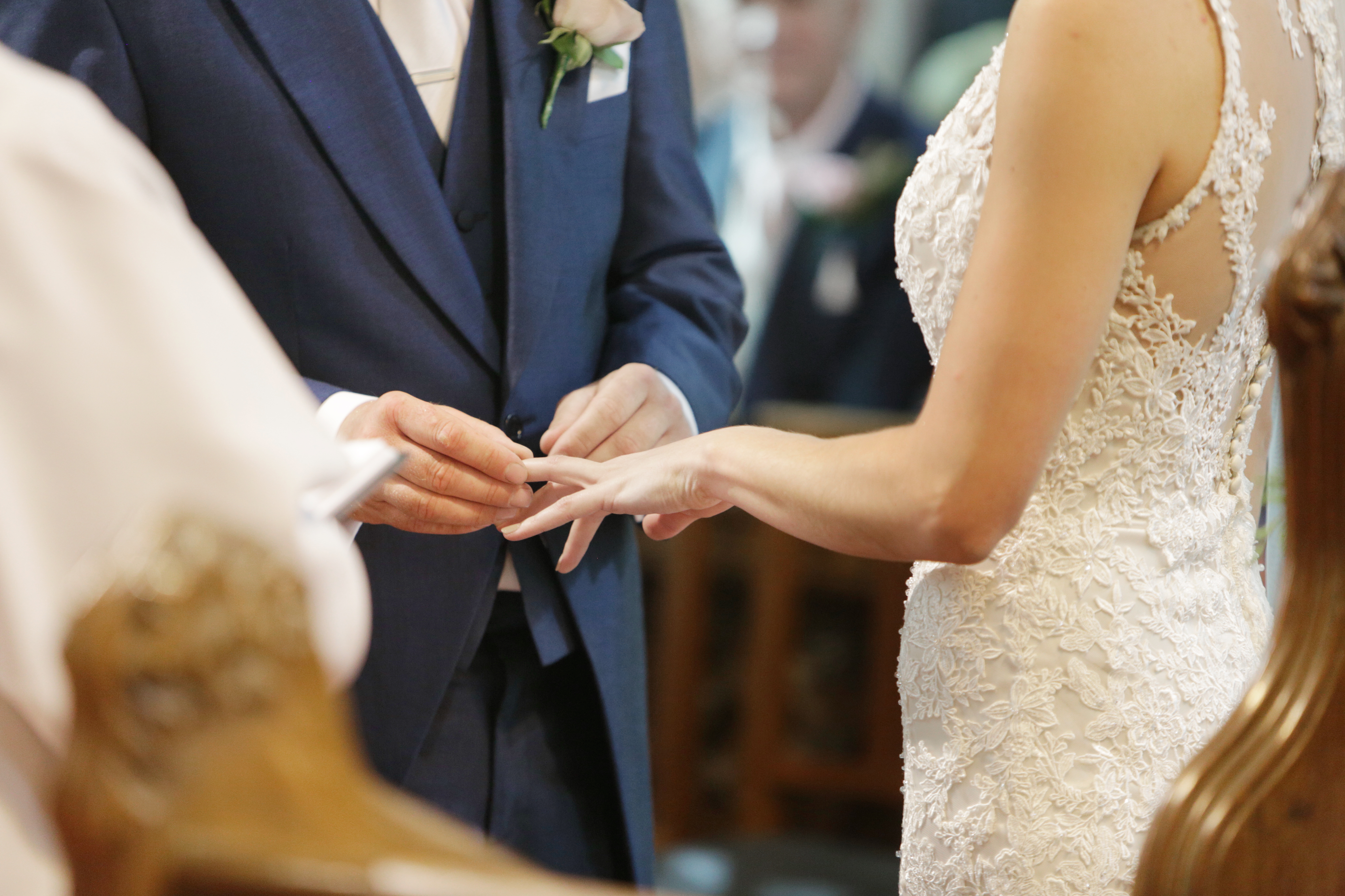 Una pareja se casa por la iglesia. | Foto: Getty Images