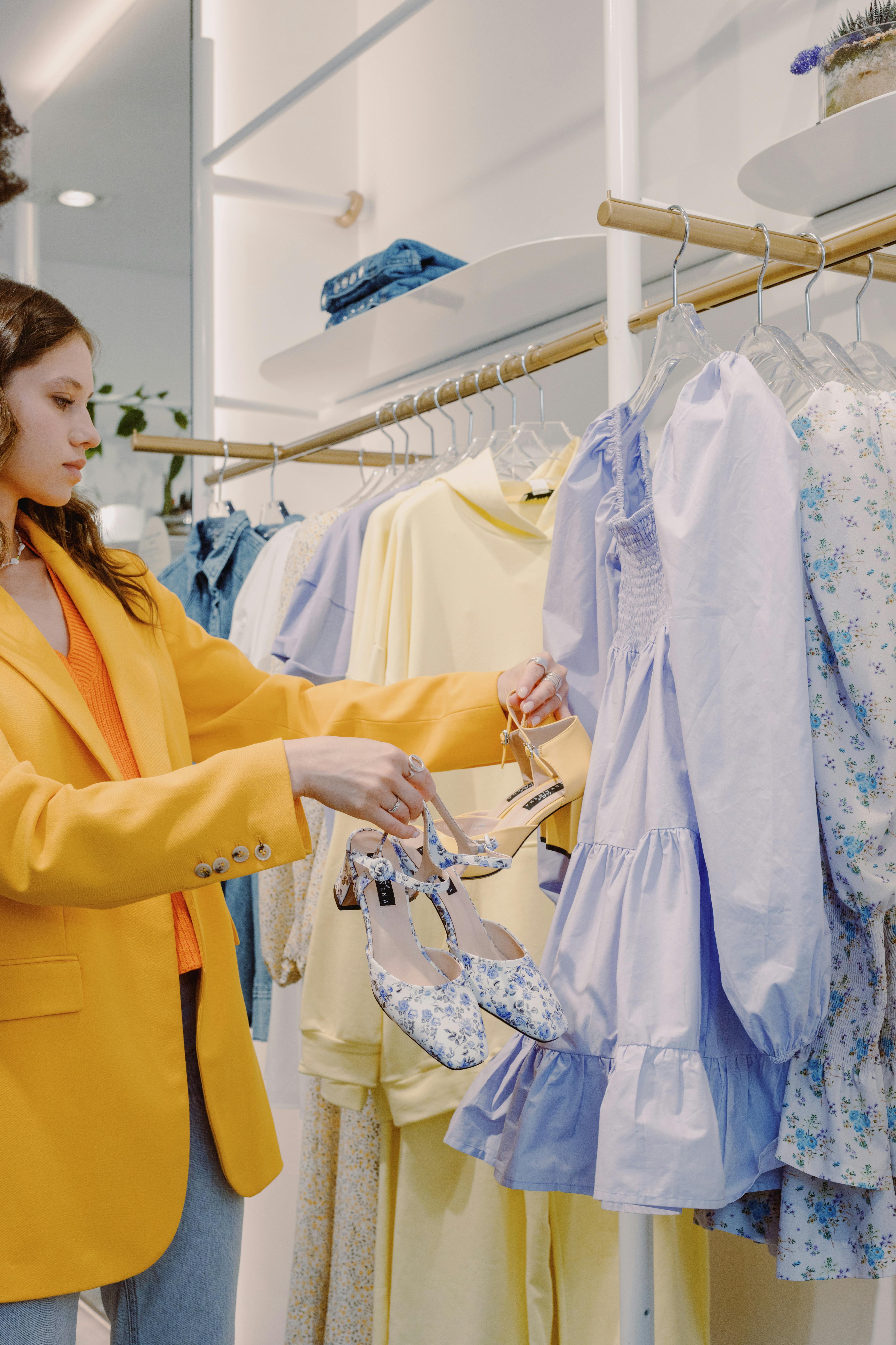 Una mujer comprando vestidos y zapatos | Fuente: Pexels