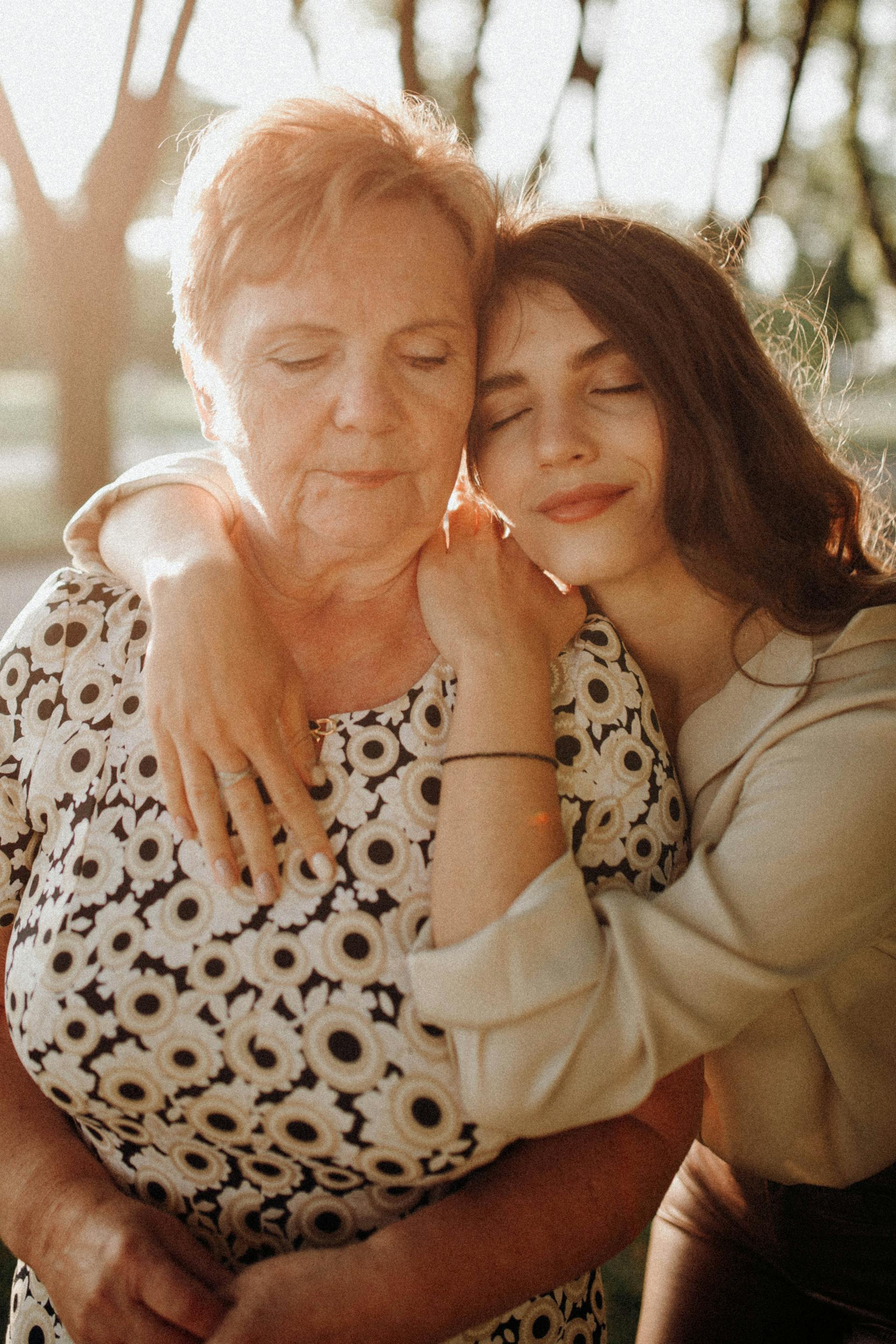 Una hija con los brazos alrededor de su madre | Fuente: Pexels