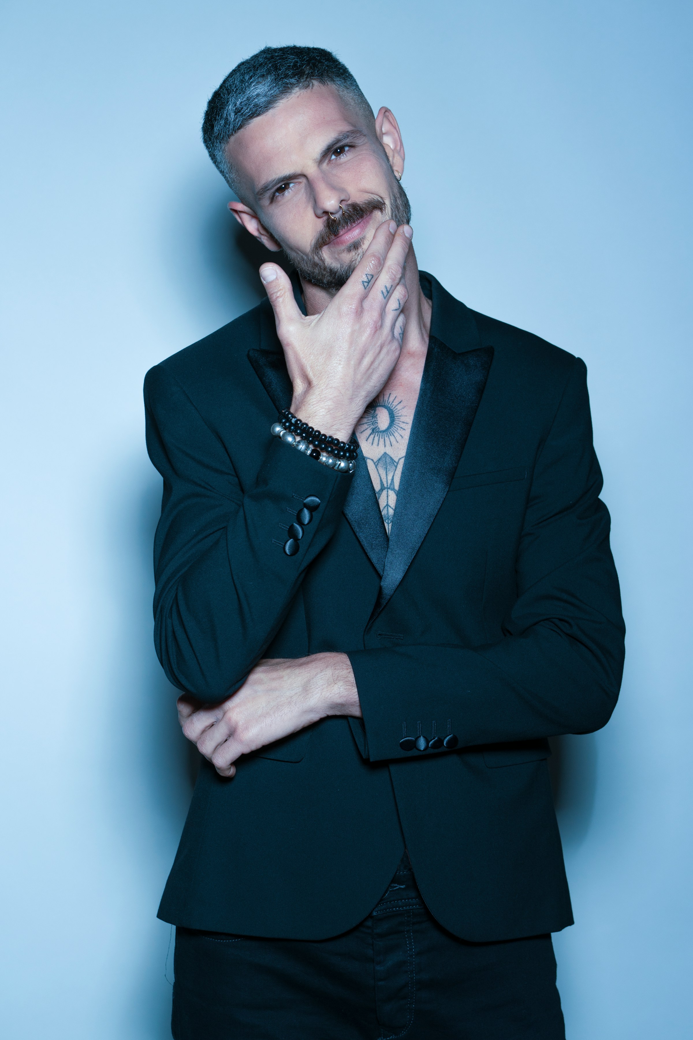 Un hombre sonriendo satisfecho | Fuente: Unsplash