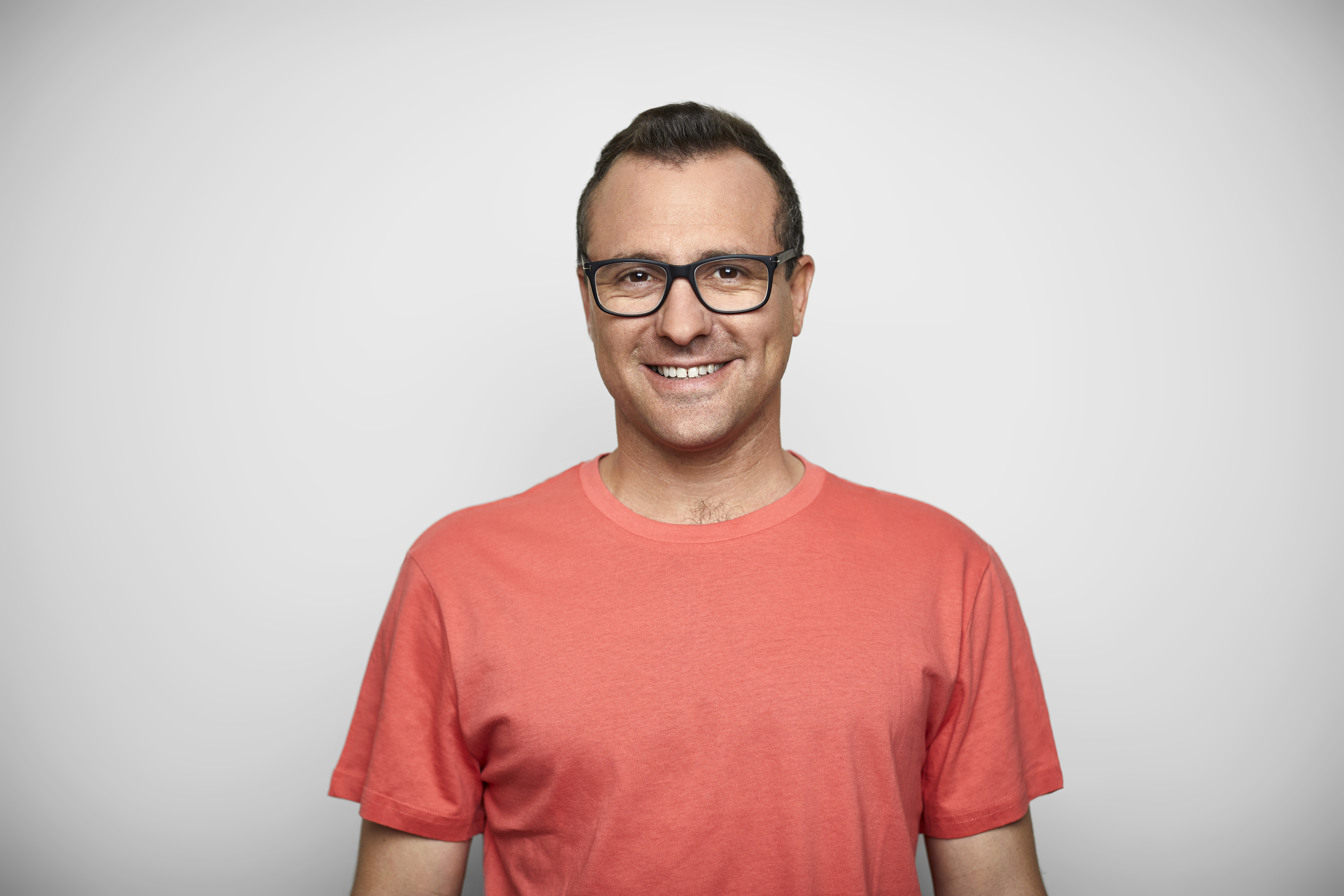 Un hombre con camiseta y gafas | Fuente: Getty Images