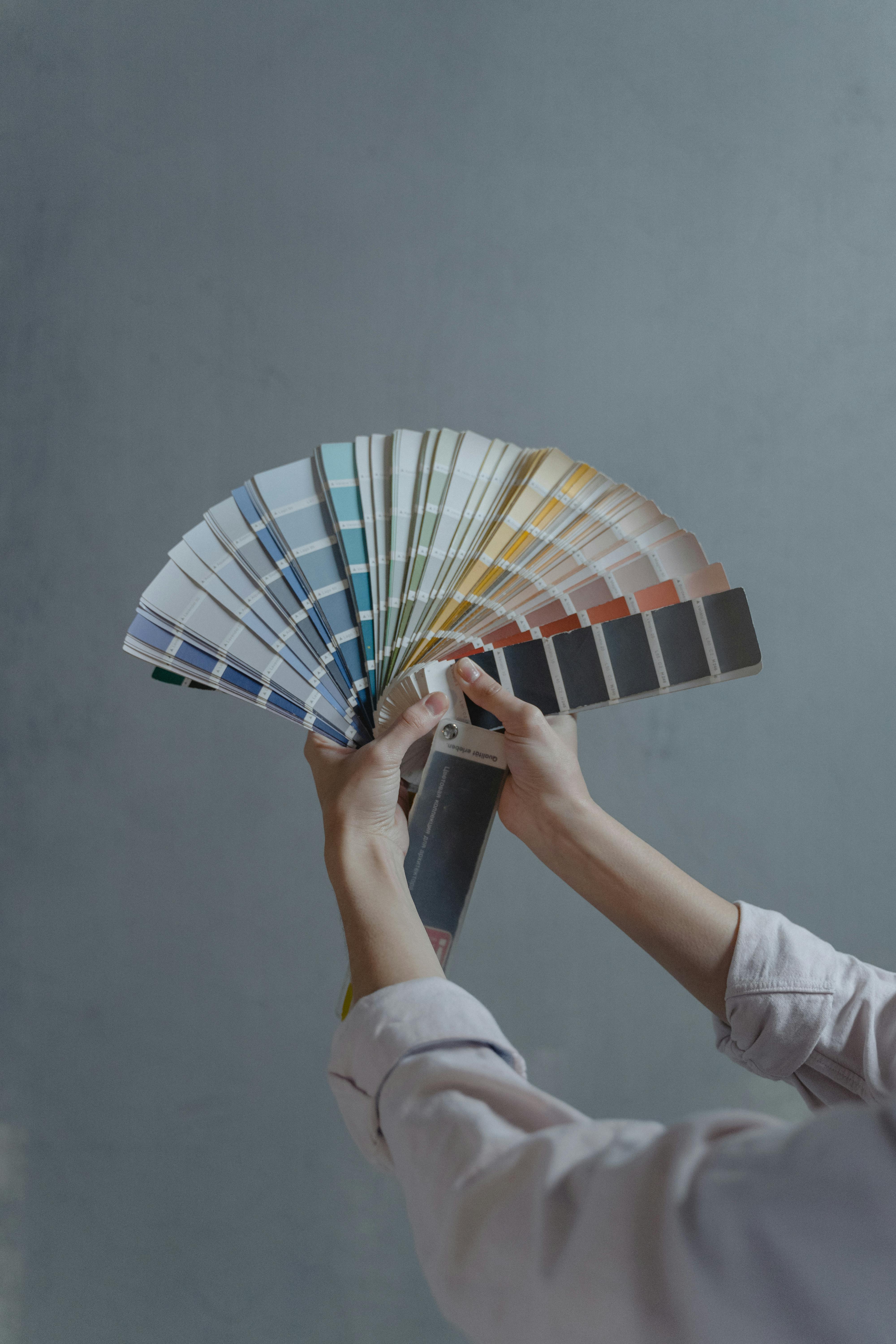 Una persona sosteniendo muestras de pintura | Fuente: Pexels