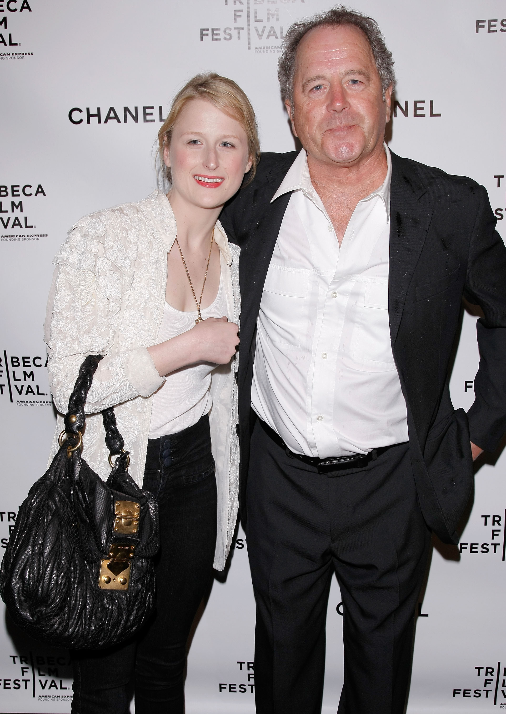 Mamie Gummer y Don Gummer asisten a la 3ª Cena Fiesta Anual de Chanel en Honor a los Artistas del Festival de Cine de Tribeca en Nueva York, el 28 de abril de 2008. | Fuente: Getty Images