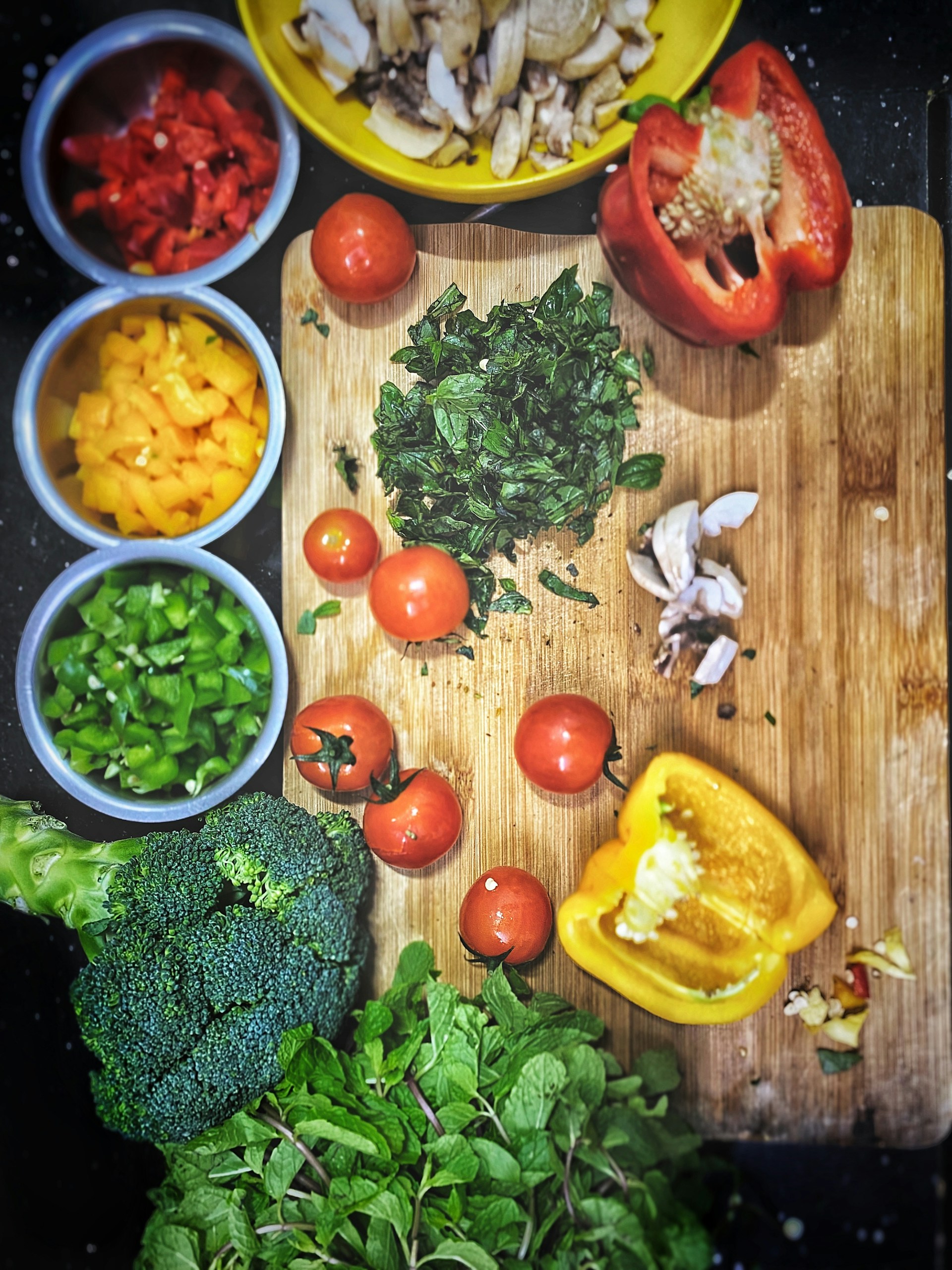 Una tabla con verduras picadas | Fuente: Unsplash