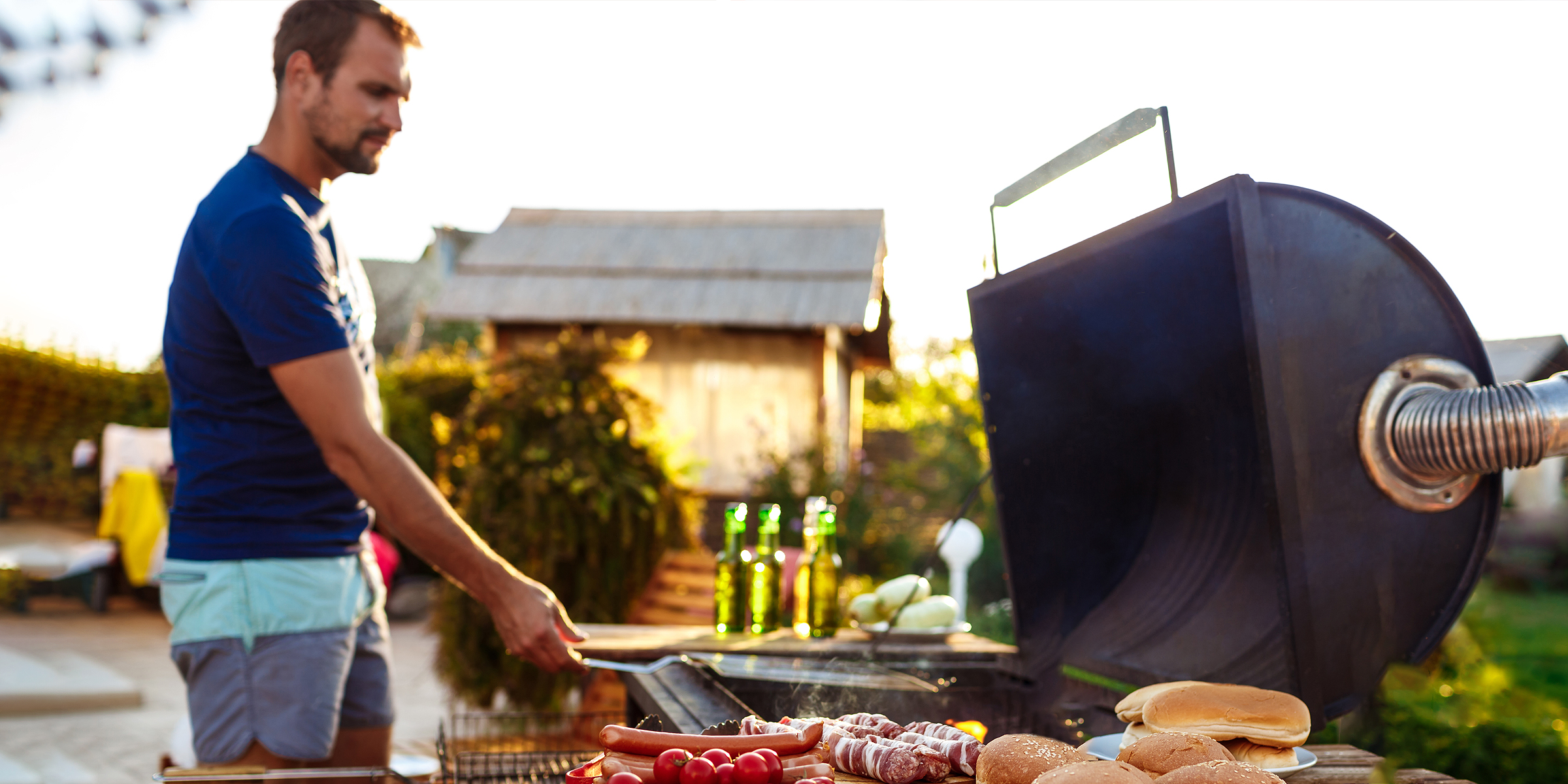 Hombre en una barbacoa | Fuente: Freepik