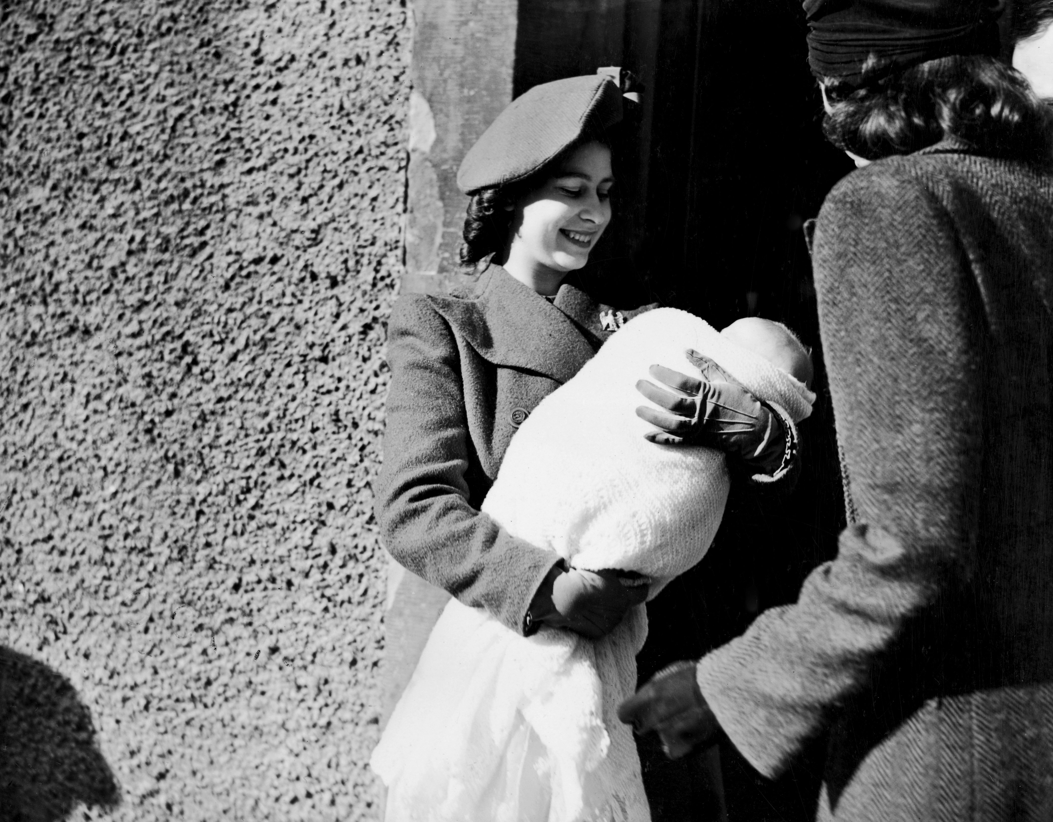 Princesa Elizabeth con Elizabeth Lavinia Sara King en brazos en Comber, Irlanda en 1946. | Foto: Getty Images