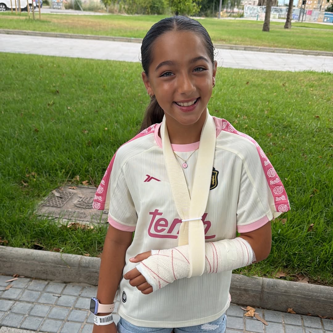 Alaïa después de lesionarse durante sus vacaciones en La Gila, en Albacete, España | Fuente: Instagram/toni