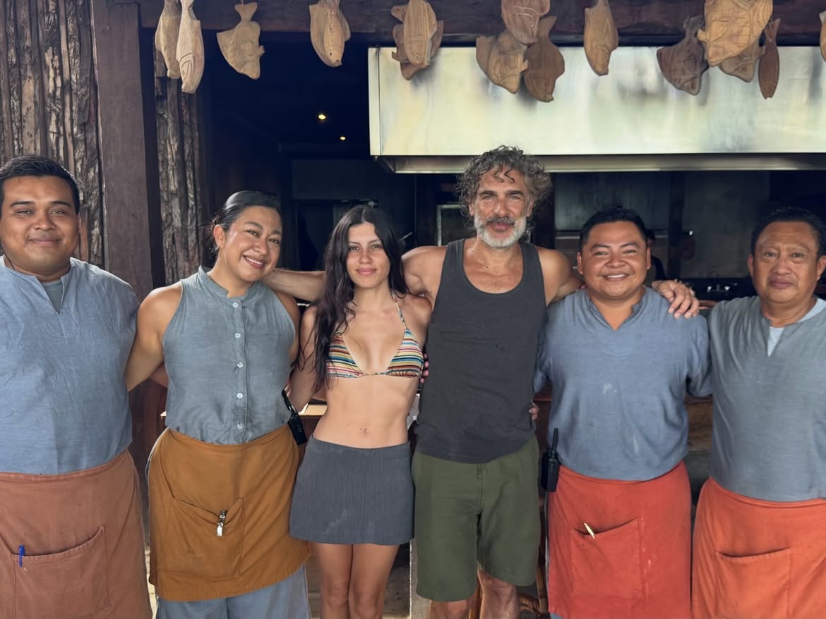 Leonardo Sbaraglia y Rebeca Ricosta junto al personal del lugar en Holbox, México | Fuente: Instagram/leosbaraglia