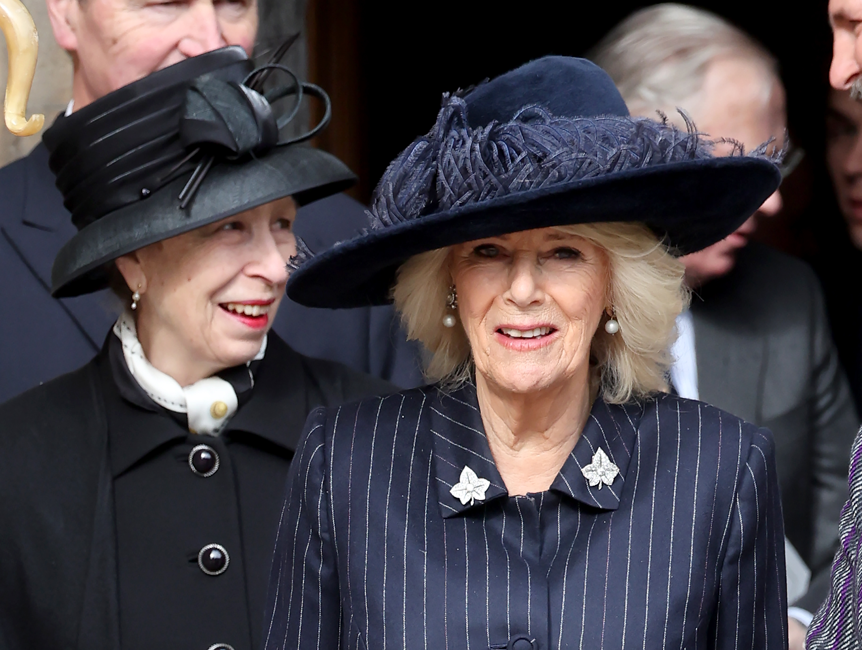 La princesa Ana y la reina Camilla saliendo del Servicio de Acción de Gracias por el Rey Constantino de los Helenos en la Capilla de San Jorge el 27 de febrero de 2024, en Windsor, Inglaterra. | Fuente: Getty Images