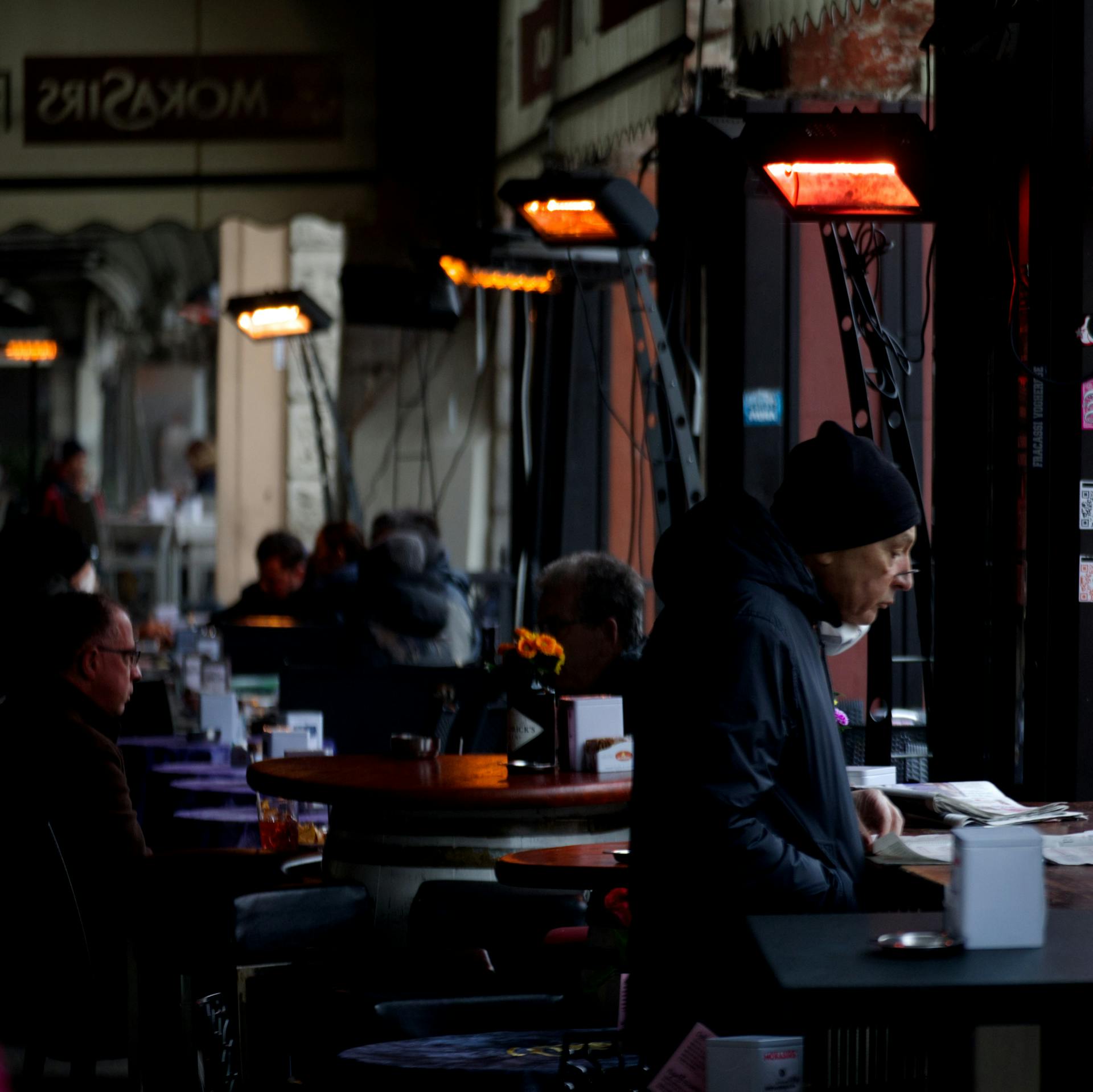 Gente en una cafetería | Fuente: Midjourney