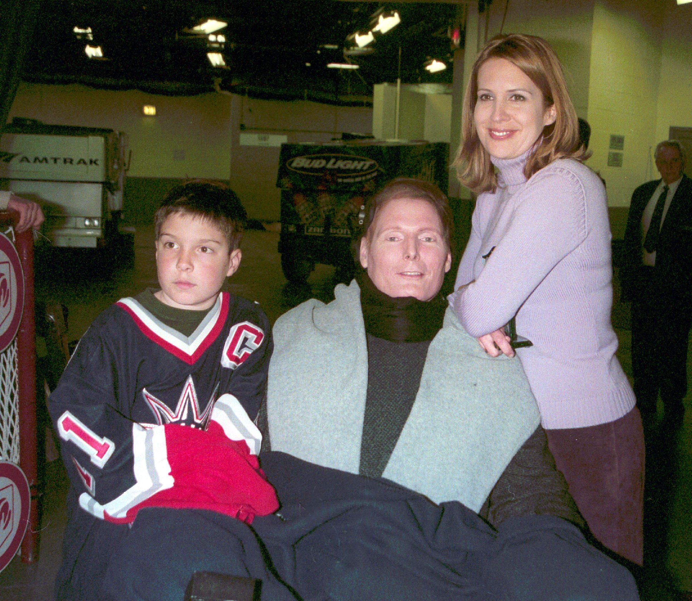 Donna Reeve, Christopher Reeve y su hijo Will asisten al "SuperSkate 2001" el 7 de enero de 2001 en el Madison Square Garden de Nueva York | Foto: Getty Images