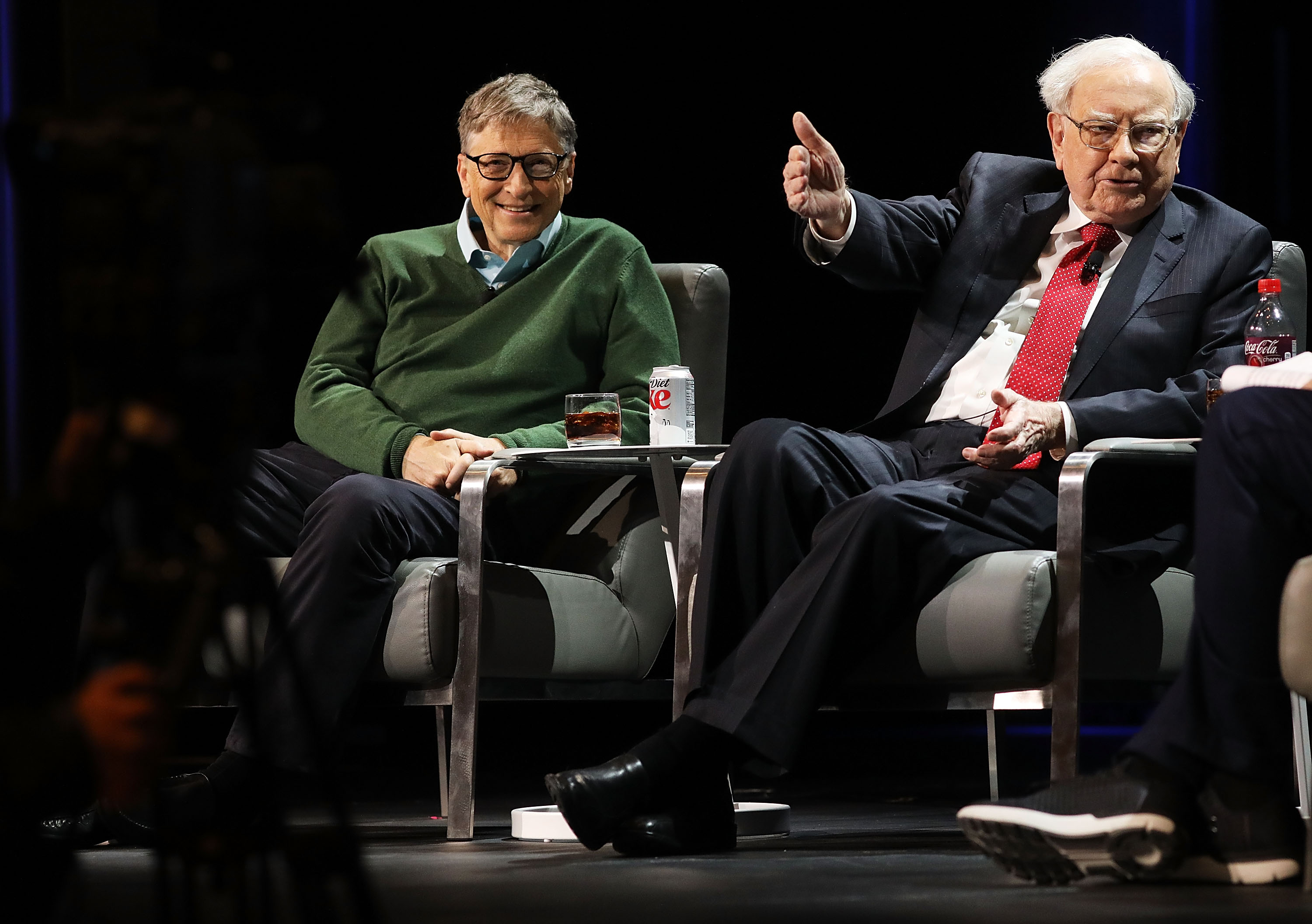 Bill Gates y Warren Buffett hablan en un acto organizado por la Columbia Business School en Nueva York, el 27 de enero de 2017. | Fuente: Getty Images