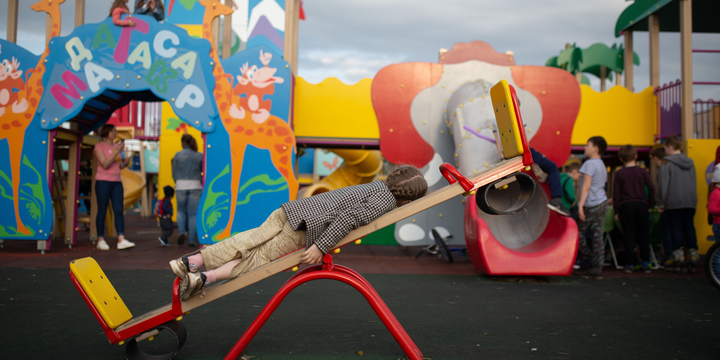 Un parque infantil lleno de colores | Fuente: Pexels