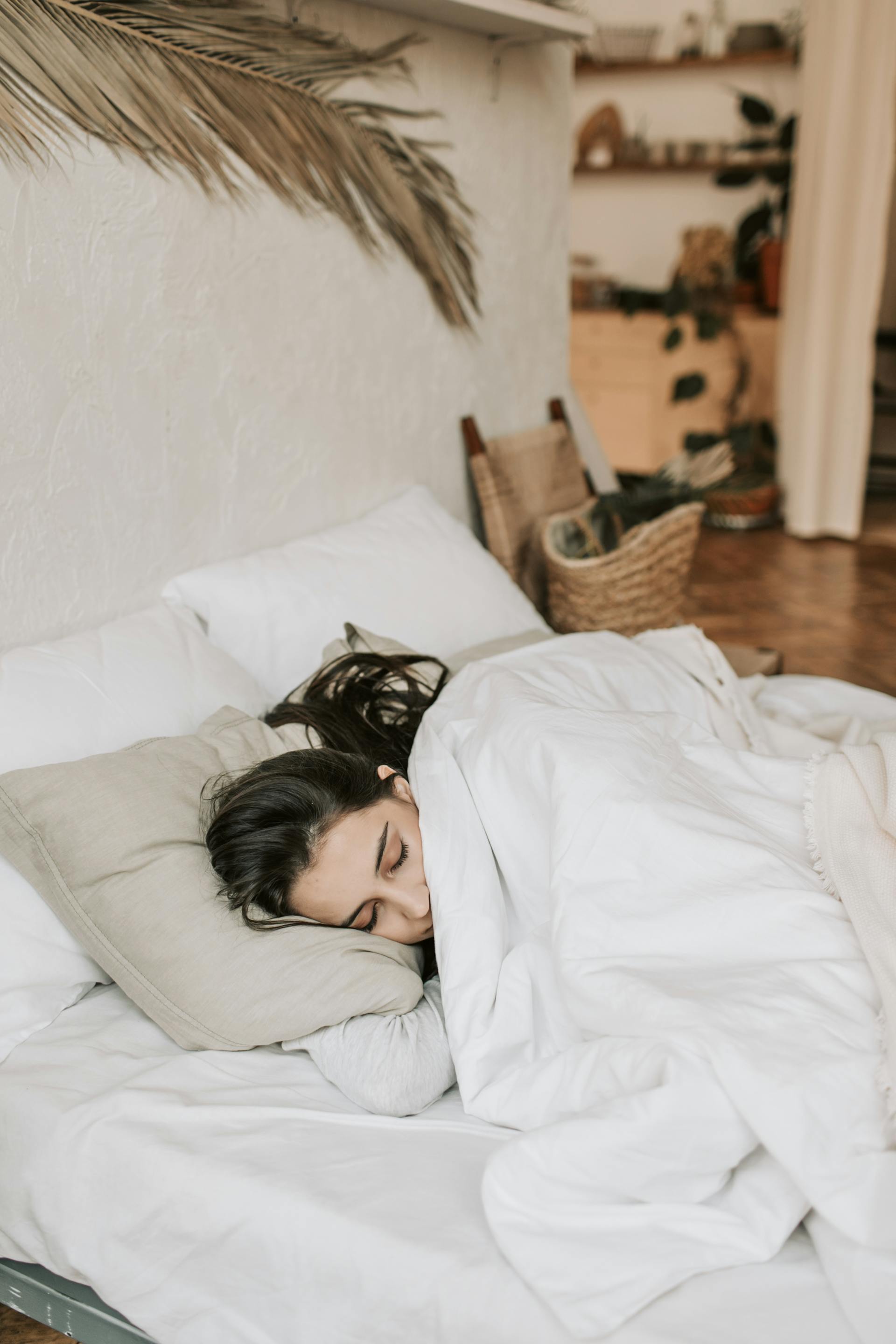 Una mujer durmiendo en la cama | Fuente: Pexels