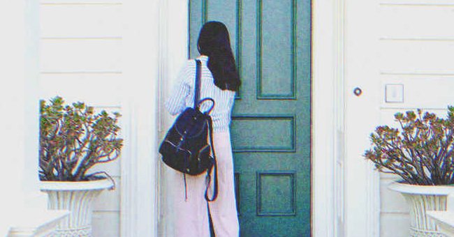 Adolescente parada en la puerta de la casa. | Foto: Shutterstock