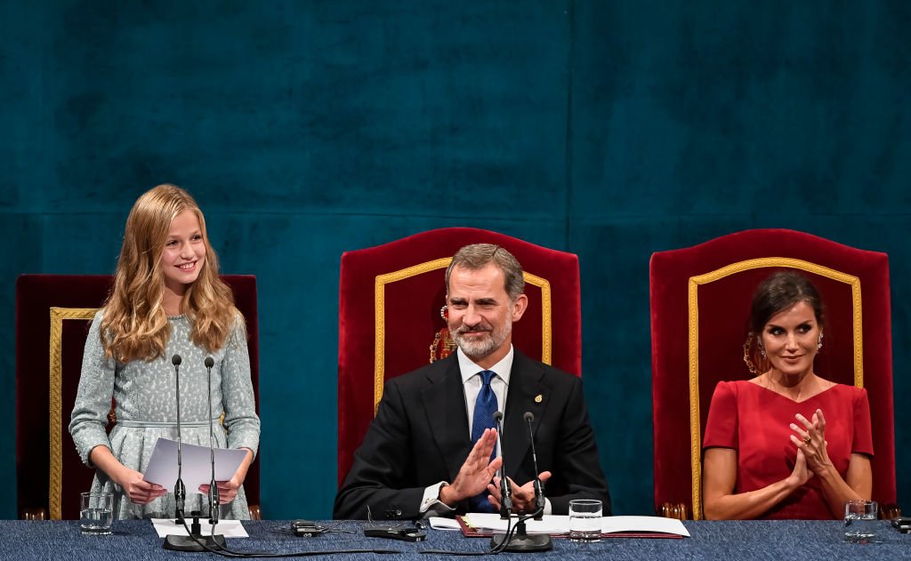La Princesa Leonor de España, el Rey Felipe de España, la Reina Letizia de España asisten a la ceremonia de entrega de los Premios Princesa de Asturias 2019 en el Teatro Campoamor el 18 de octubre de 2019 en Oviedo, España. | Imagen: Getty Images.