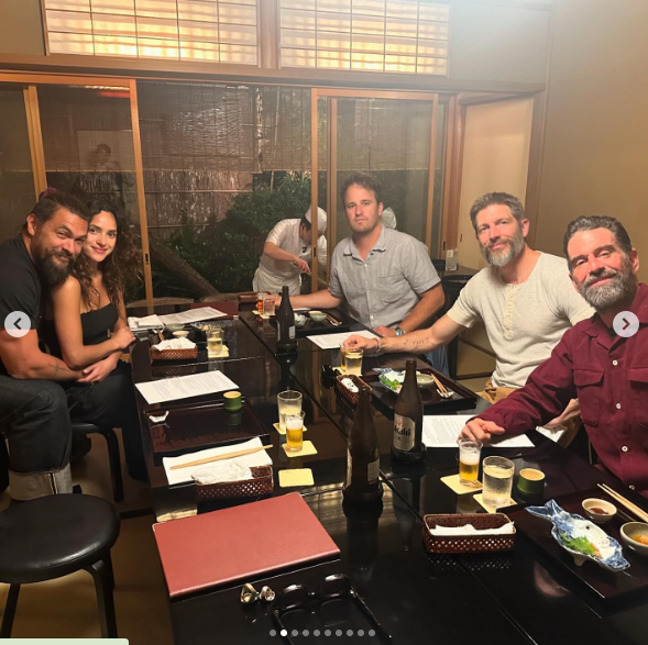 Jason Momoa, Adria Arjona y amigos, con fecha del 20 de mayo de 2024 | Fuente: Instagram/prideofgypsies