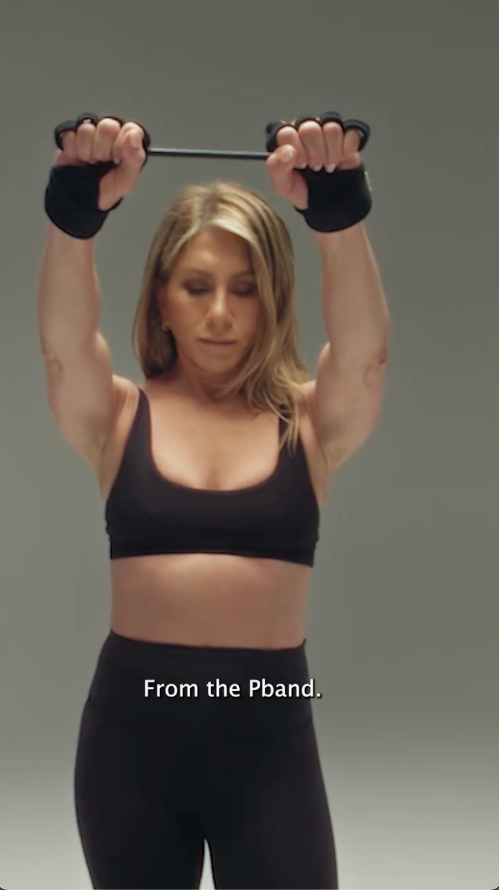 Jennifer Aniston utiliza la P.band, levantando los brazos con resistencia para comprometer los hombros y la parte superior del cuerpo | Fuente: Instagram/pvolve