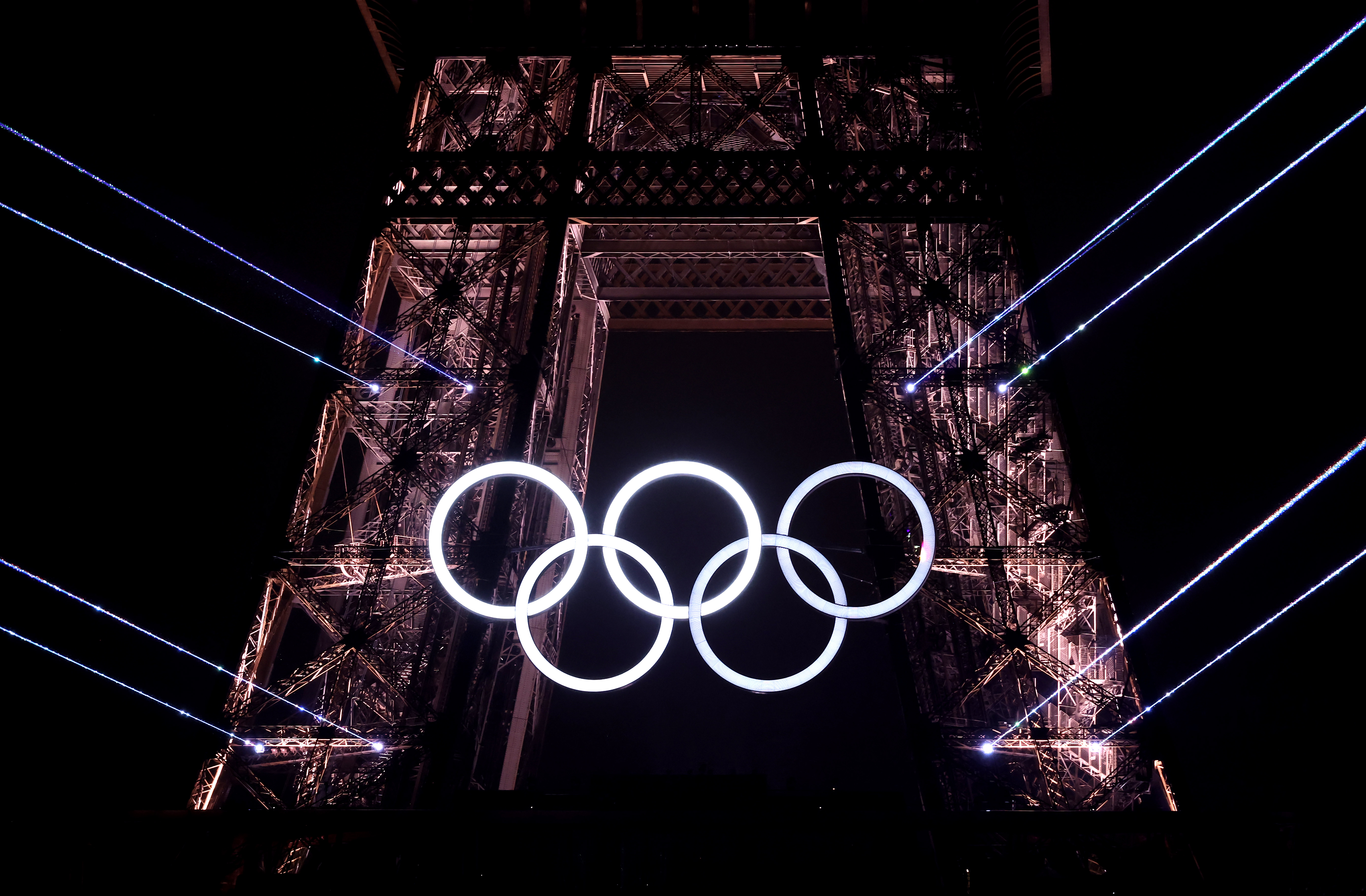 Espectáculo de luces con los anillos olímpicos y la Torre Eiffel como telón de fondo durante la ceremonia de inauguración de los Juegos Olímpicos de 2024 en la Plaza del Trocadero el 26 de julio de 2024, en París, Francia | Fuente: Getty Images