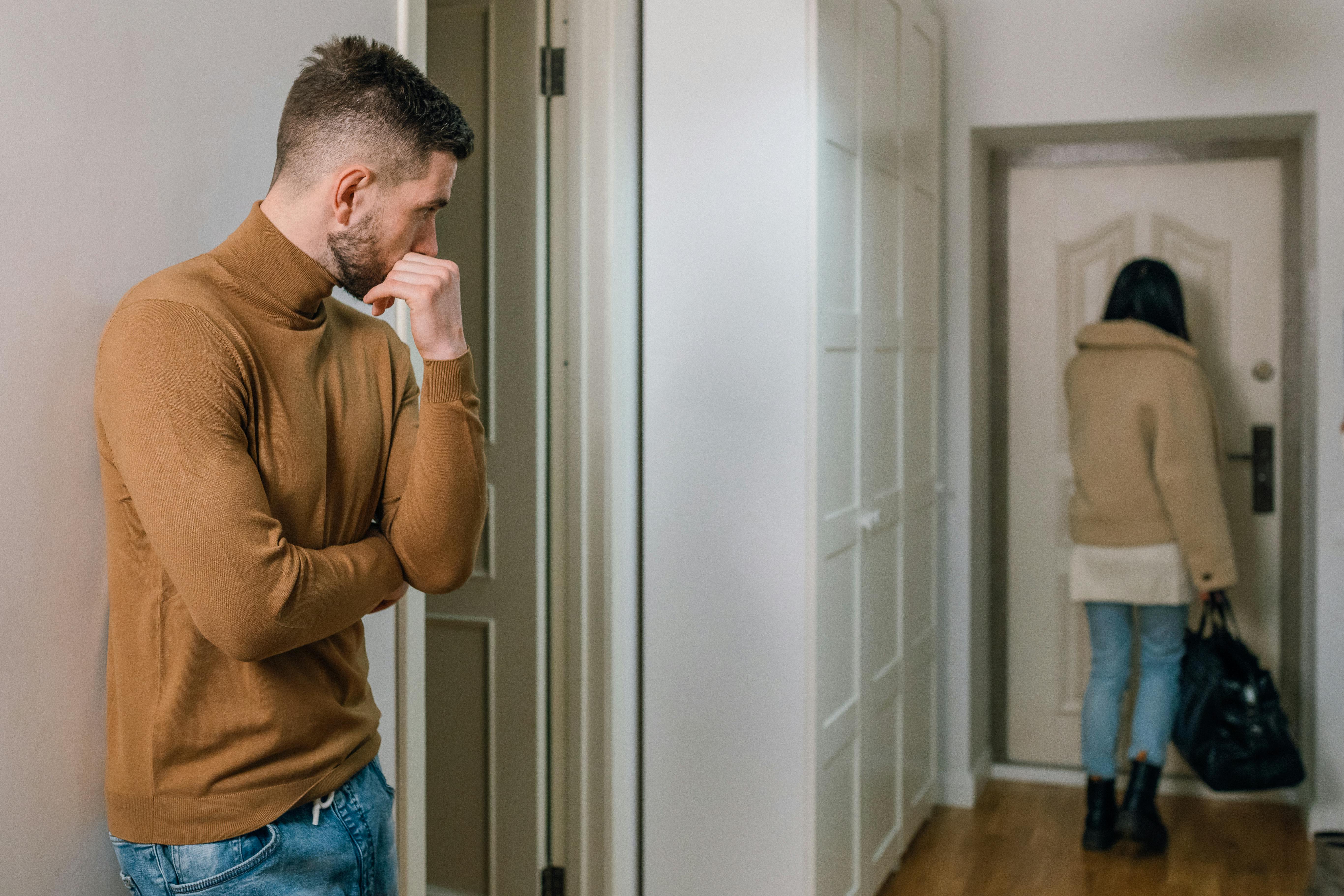 Un hombre observa cómo su pareja sale de su apartamento con una bolsa | Fuente: Pexels