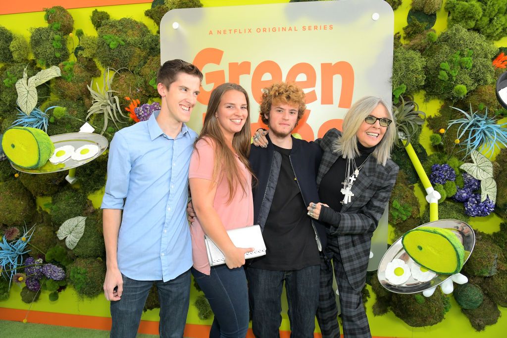 Diane Keaton, su hijo Duke, su hija Dexter y su novio, Daniel Wagner, en el estreno de 'Green Eggs & Ham', en noviembre de 2019 en Los Ángeles. | Foto: Getty Images