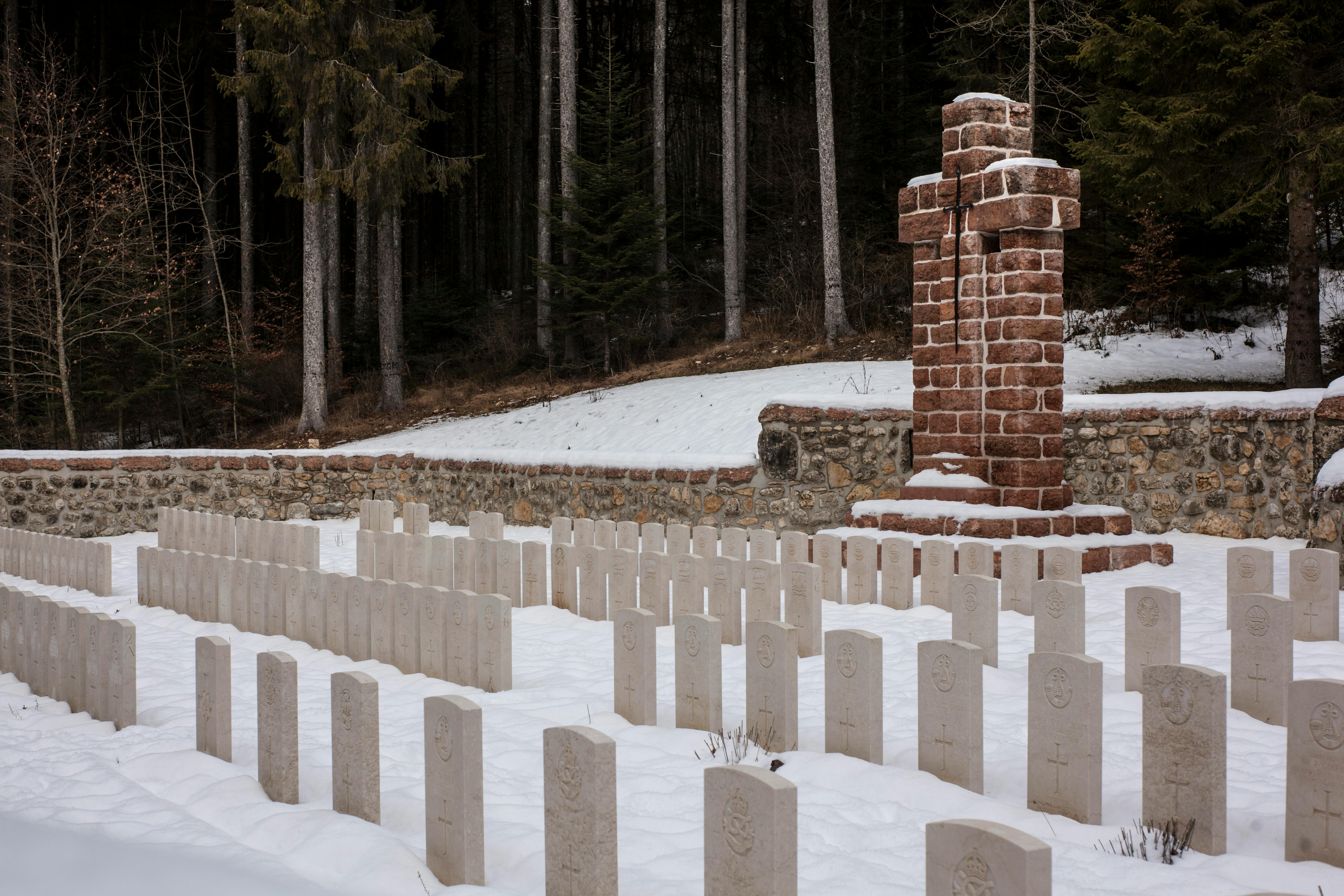 Un cementerio de invierno | Fuente: Pexels