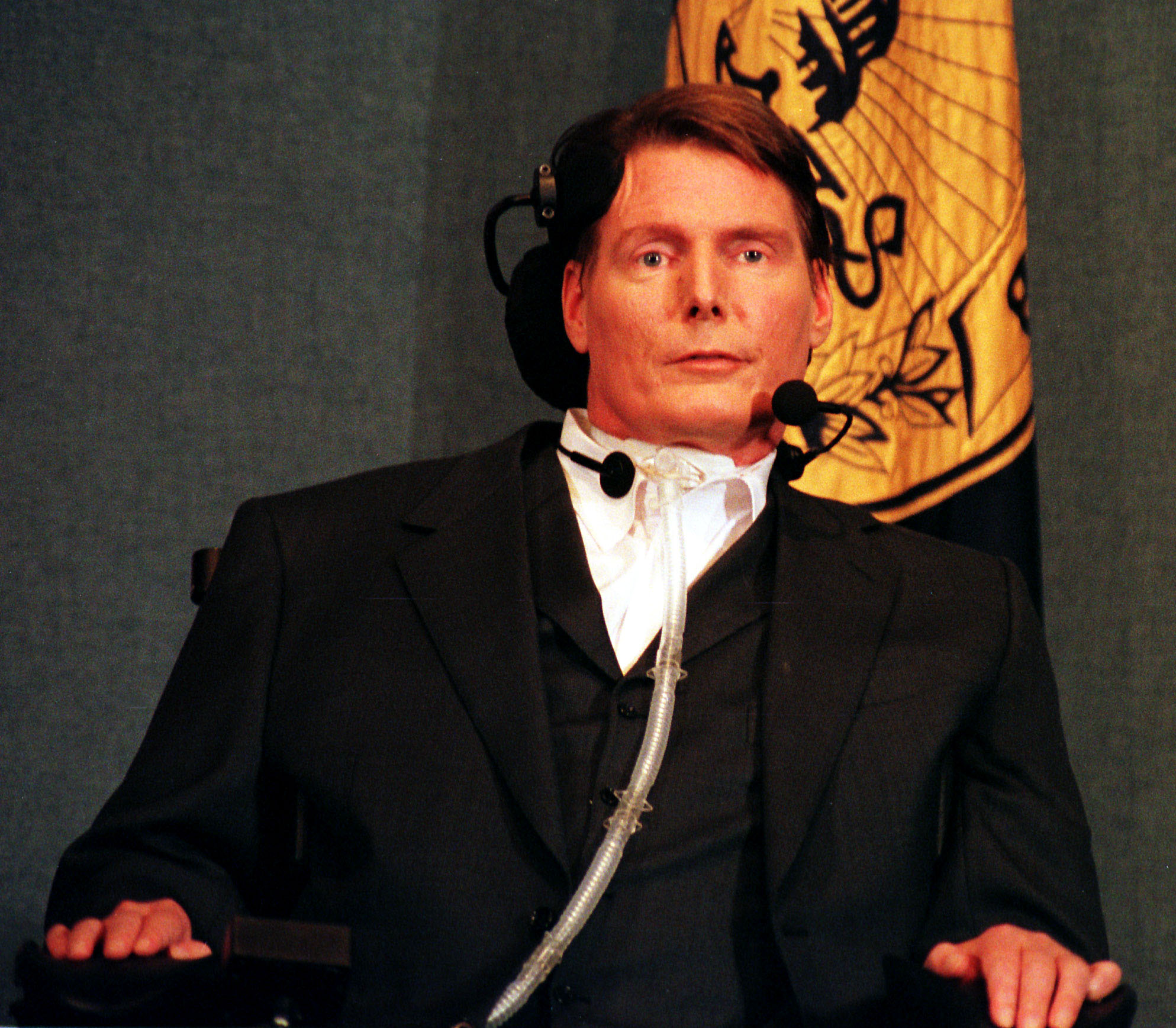 Christopher Reeve se dirige a un almuerzo del National Press Club Newsmaker el 1 de diciembre de 1999 | Fuente: Getty Images