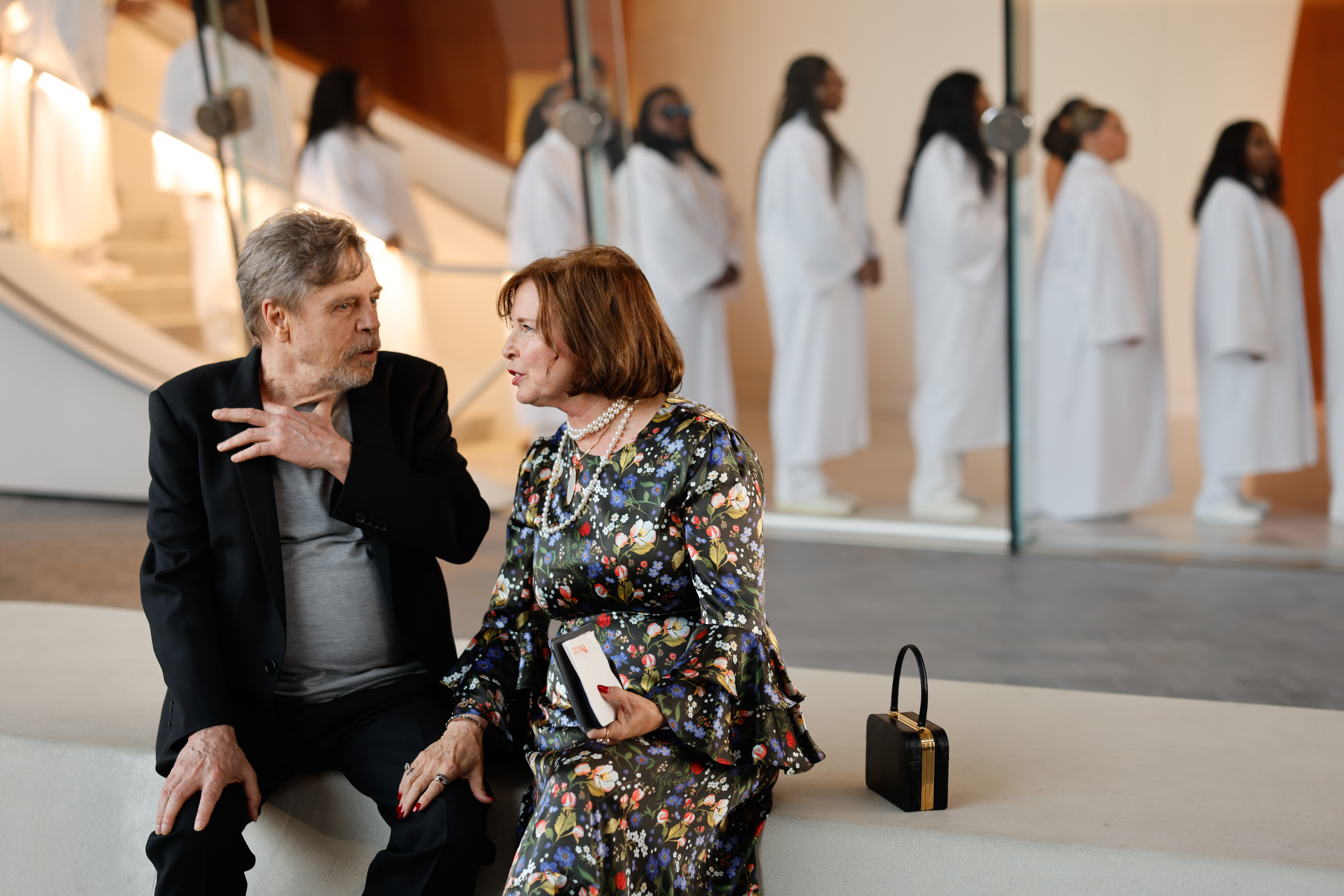 Mark Hamill y su esposa, Marilou York, asistieron a la noche de inauguración del Museo Lucas de Arte Narrativo el 19 de septiembre en Los Ángeles, California. La pareja disfrutó de un momento de tranquilidad dentro del museo, ahora que se acercan a su 47.º aniversario de boda este diciembre. | Fuente: Getty Images