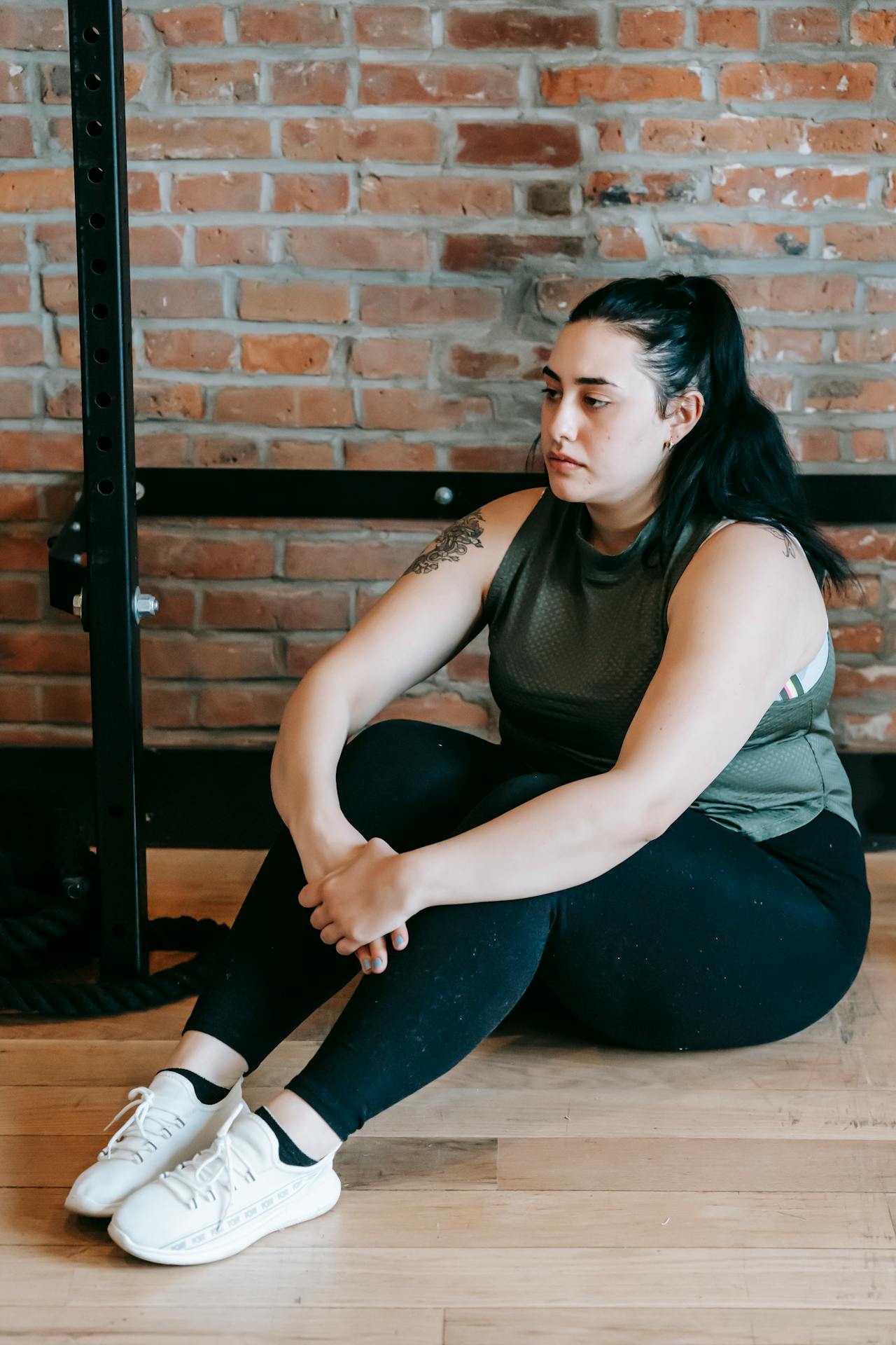 Una mujer angustiada perdida en sus pensamientos | Fuente: Pexels