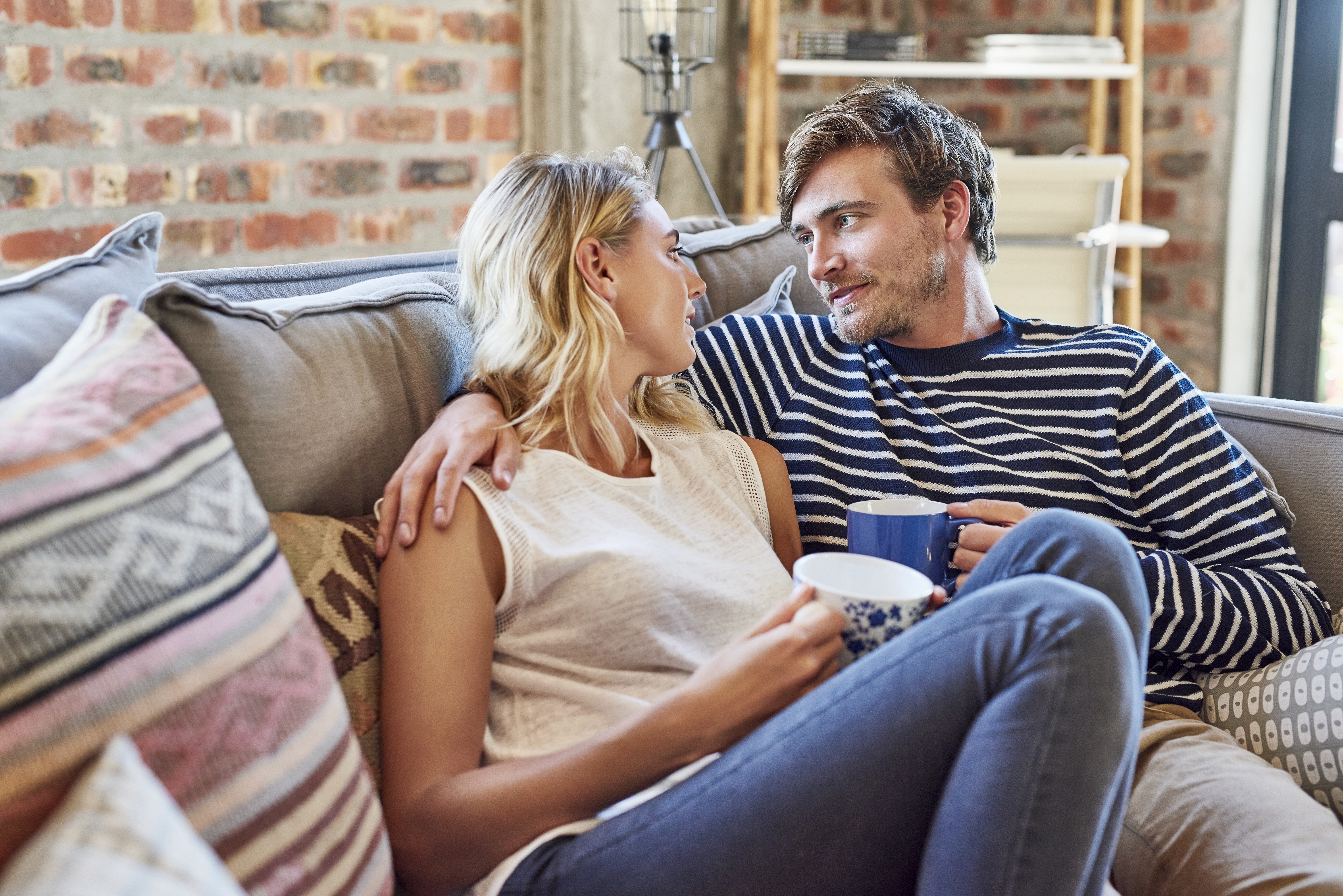 Una pareja en un momento romántico | Fuente: Getty Images