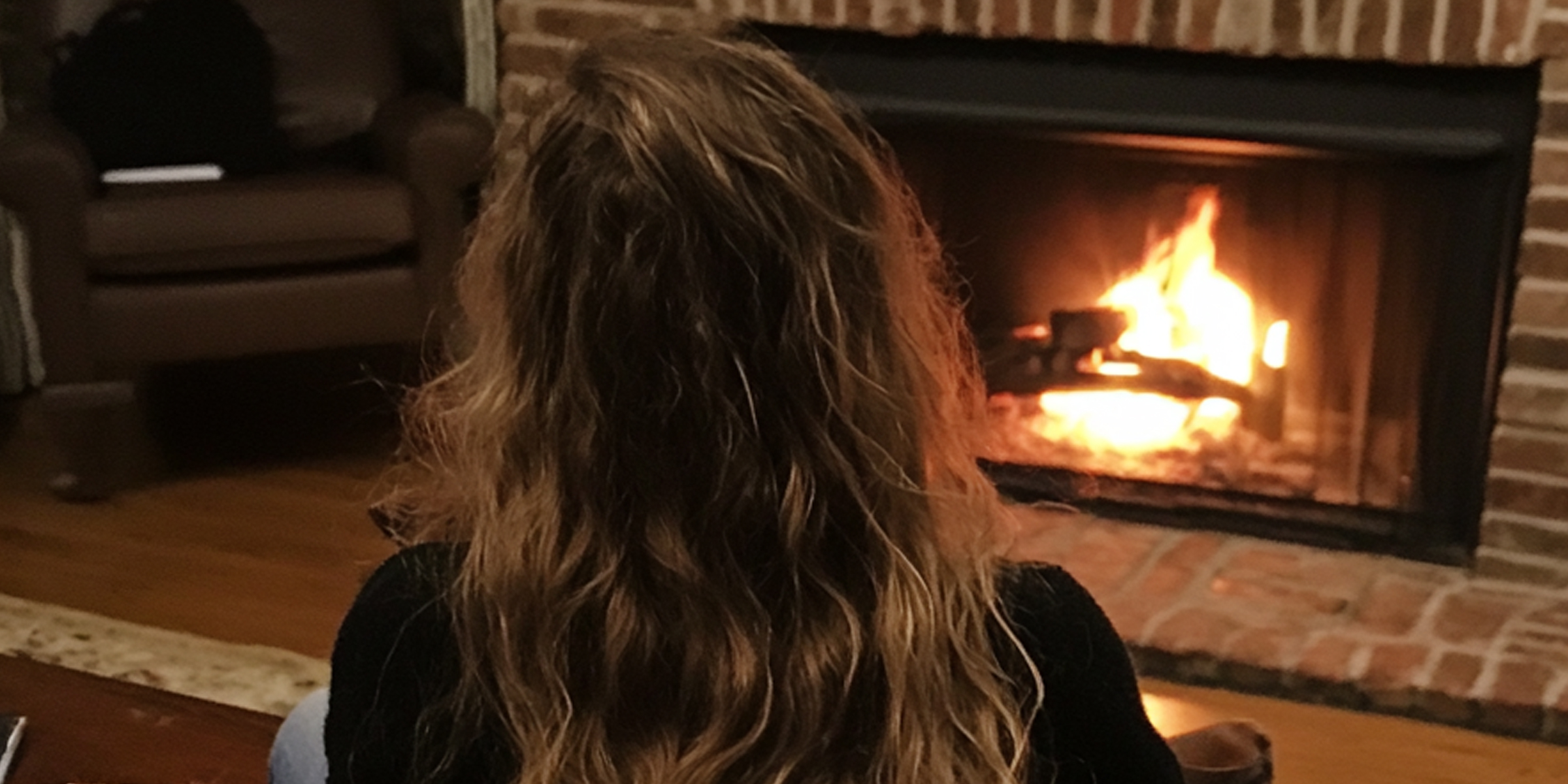 Una mujer sentada frente a una chimenea | Fuente: AmoMama