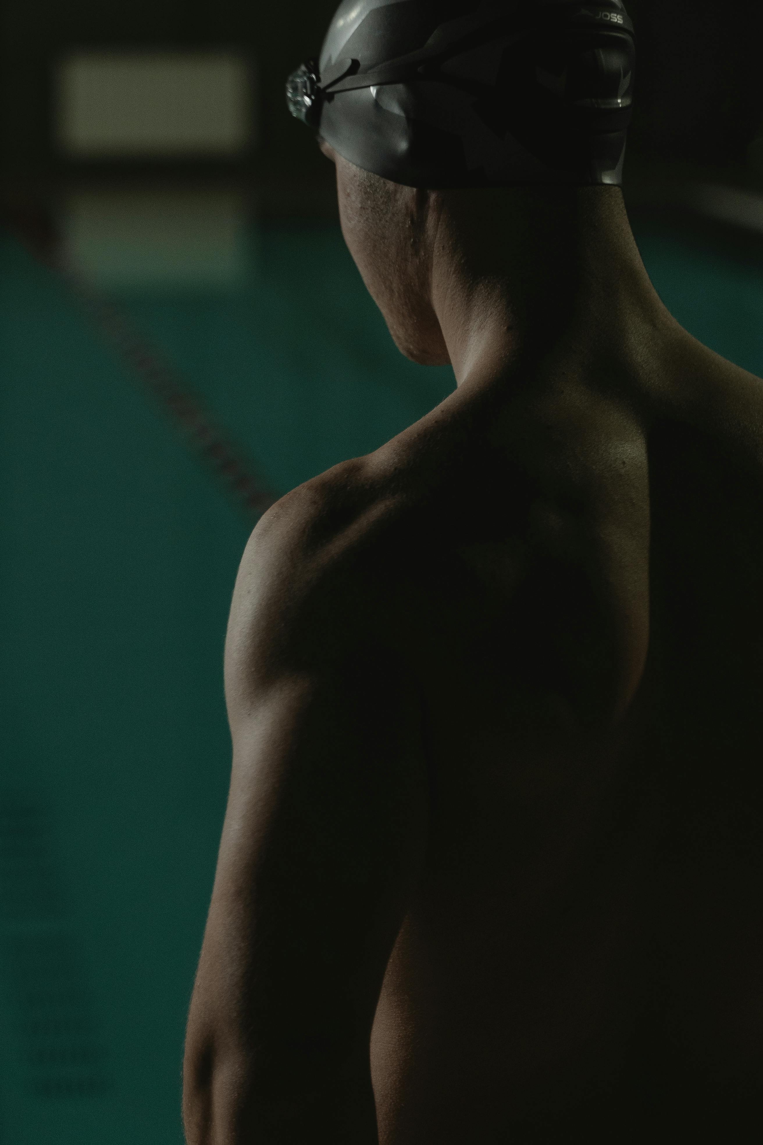 Un hombre de pie junto a una piscina | Fuente: Pexels
