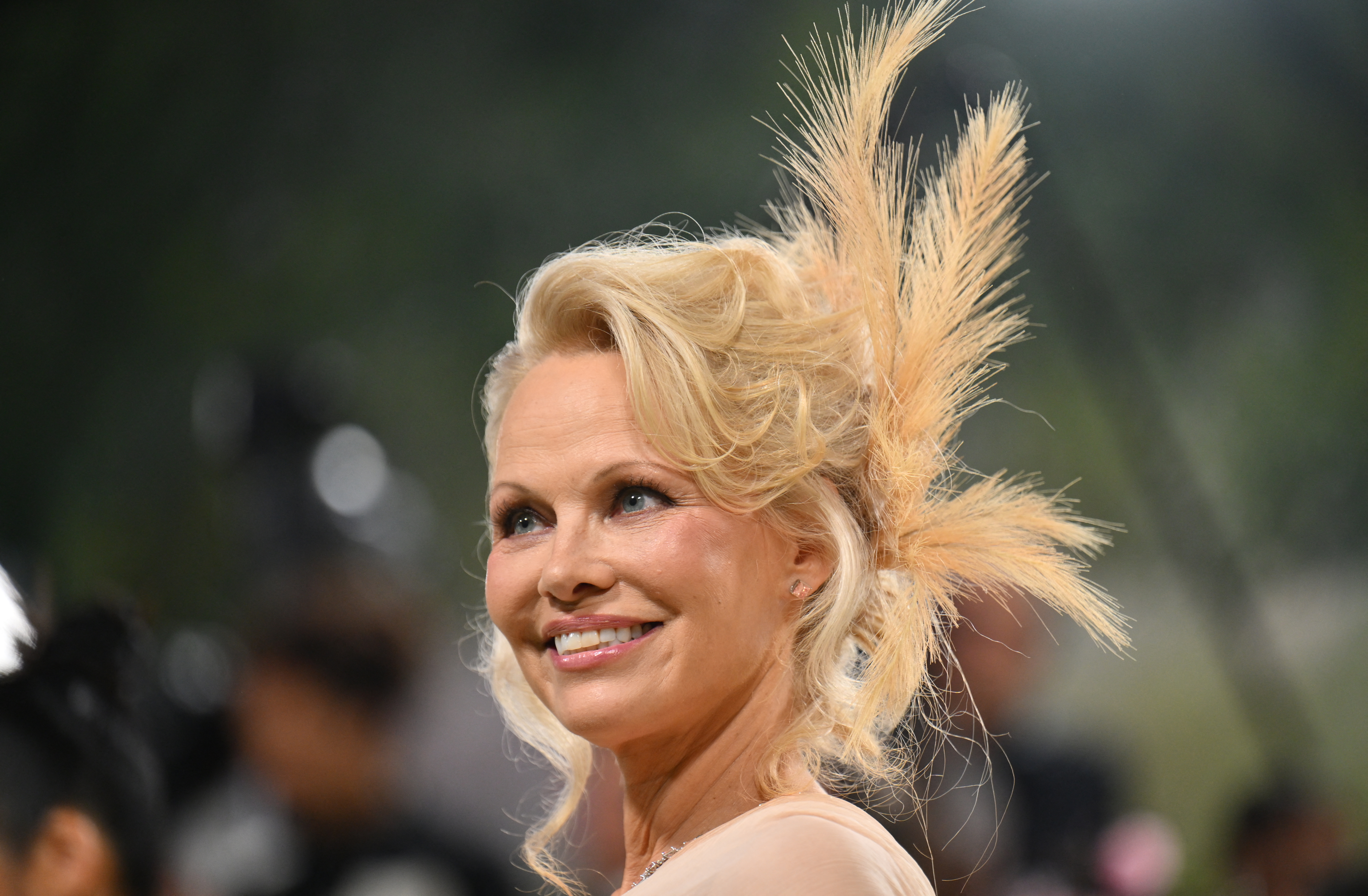 Pamela Anderson en la Met Gala 2024 que celebra "Sleeping Beauties: Reawakening Fashion" en el Museo Metropolitano de Arte el 06 de mayo de 2024 en Nueva York | Foto: Getty Images