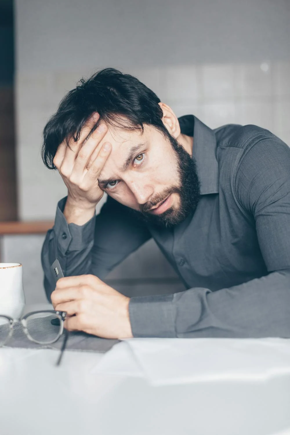 Un hombre cansado mirando hacia arriba | Fuente: Pexels